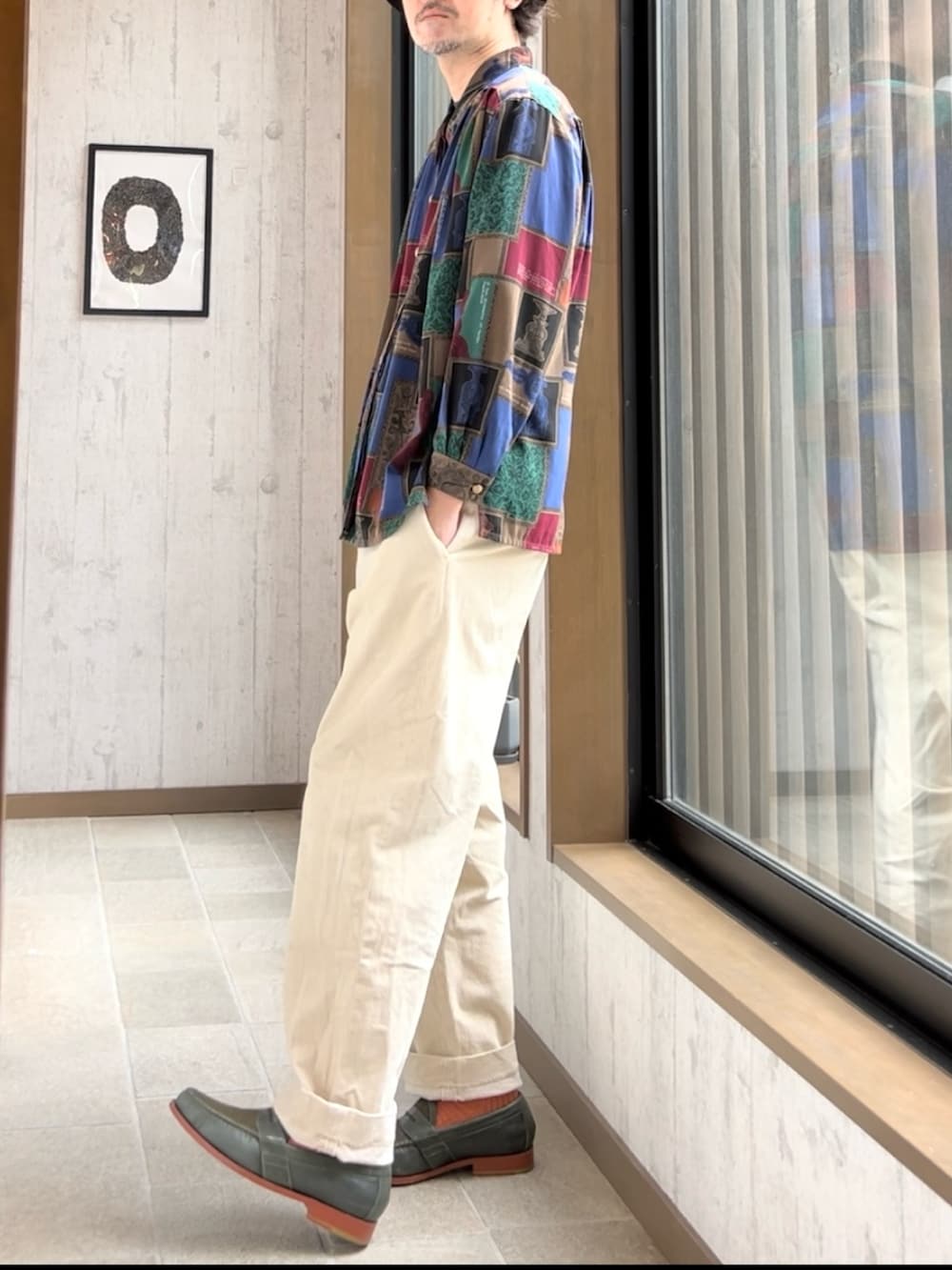 グリーン系のローファー、ベージュ系のパンツ、その他のシャツ/ブラウスを着用したメンズの秋コーディネートの2枚目の写真