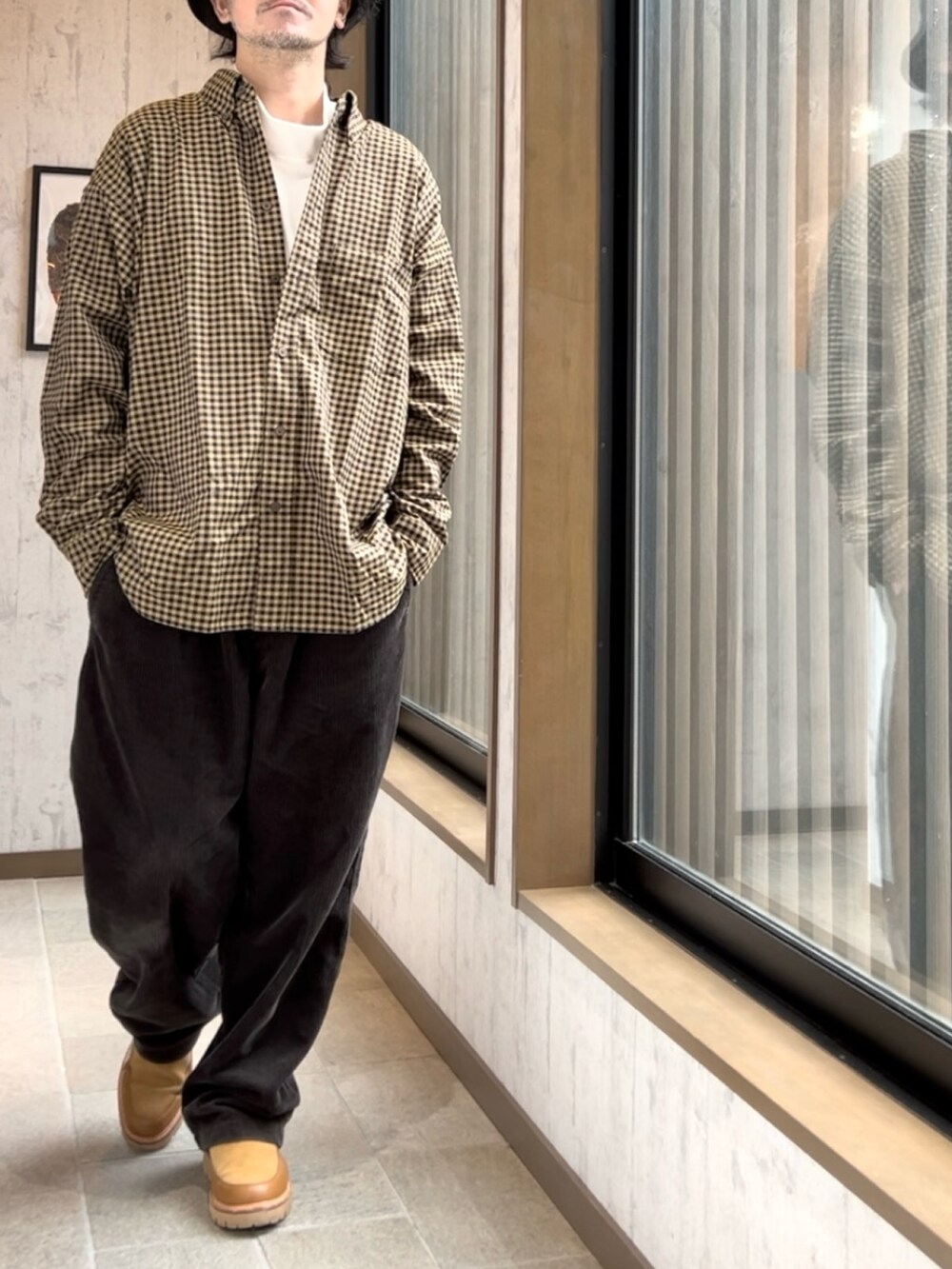 ベージュ系のブーツ、ブラック系のパンツ、イエロー系のシャツ/ブラウスを着用したメンズの秋コーディネートの2枚目の写真