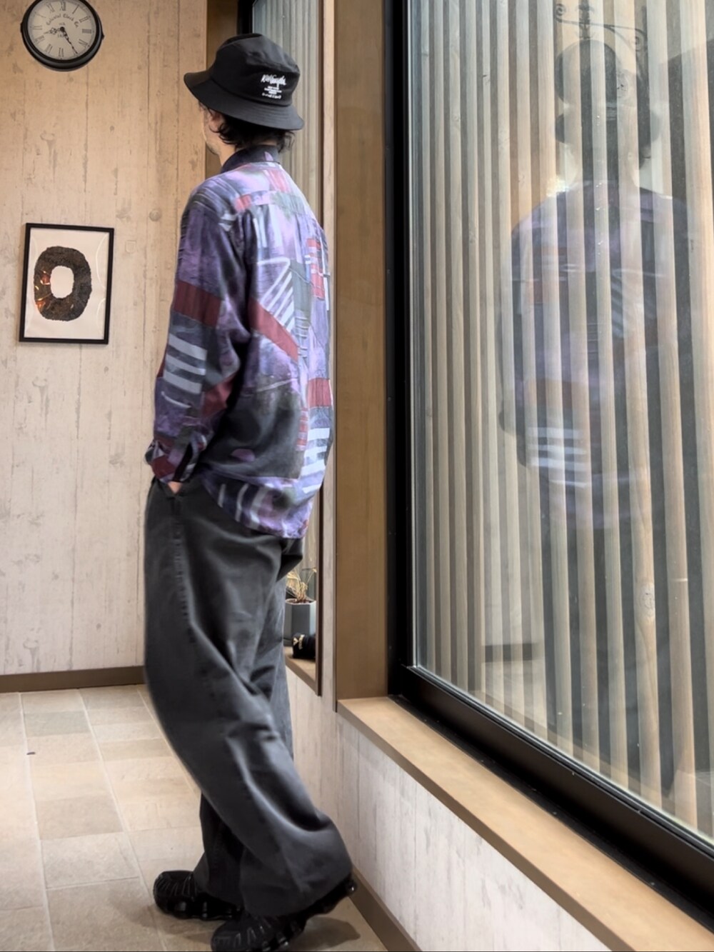 ブラック系のスニーカー、グレー系のデニムパンツ、パープル系のシャツ/ブラウスを着用したメンズの秋コーディネートの3枚目の写真