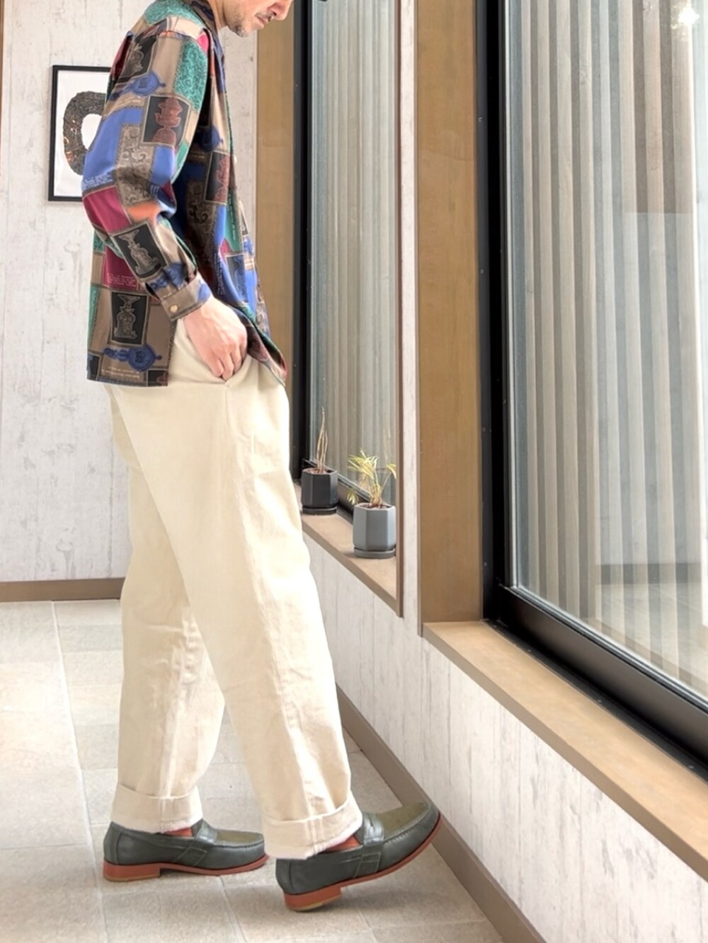 グリーン系のローファー、ベージュ系のパンツ、その他のシャツ/ブラウスを着用したメンズの秋コーディネートの3枚目の写真