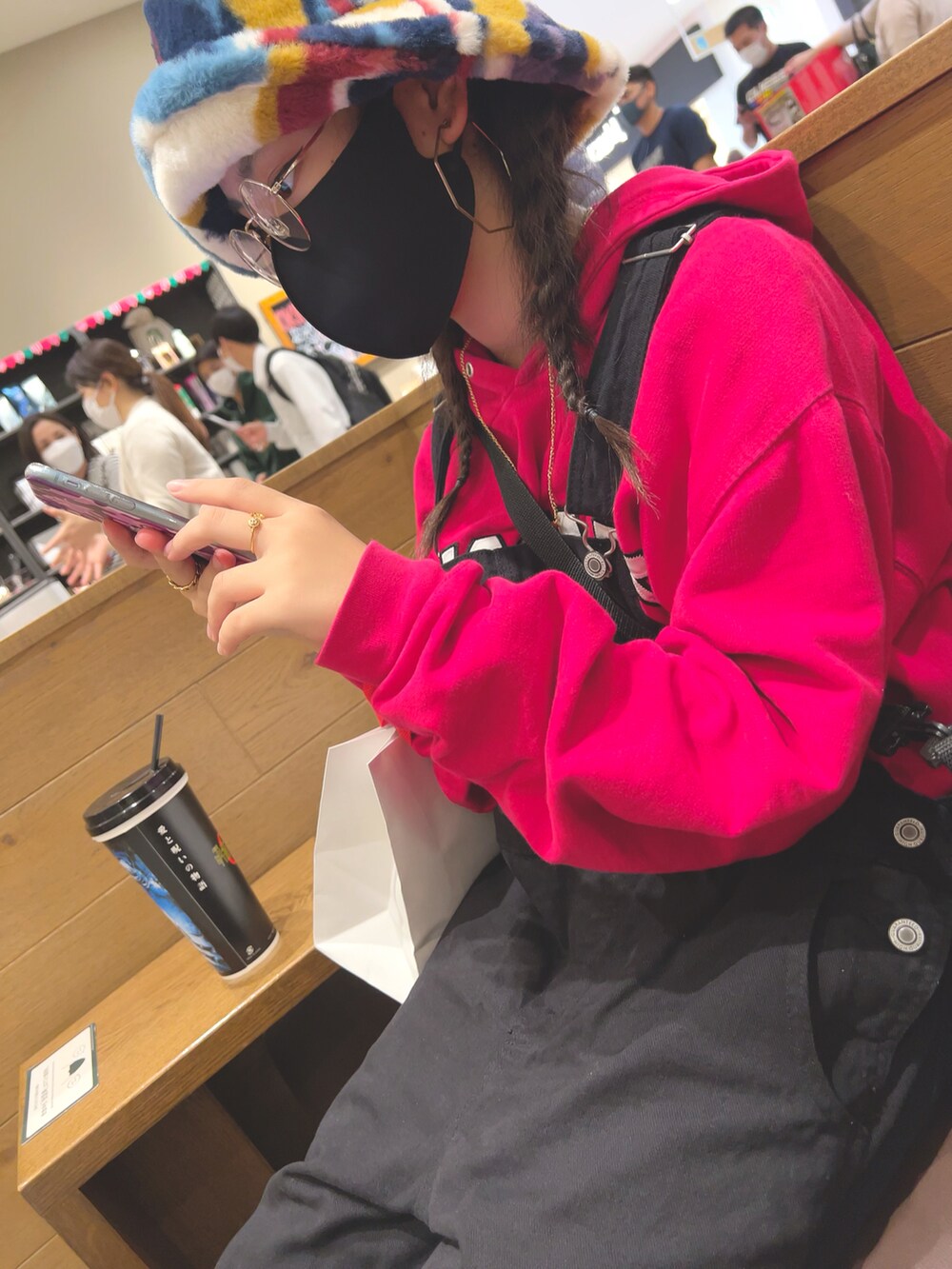 「キッズファッション、ブーツ、ダテメガネ、ストリート、12歳、バケットハット、サロペット、オーバーサイズ、赤黒、メンズライク」｜「しまむらのアイテム（サロペット/オーバーオール、ブラック系）」を使った、MiAさん（キッズ・156cm）の冬コーディネートの2枚目の写真