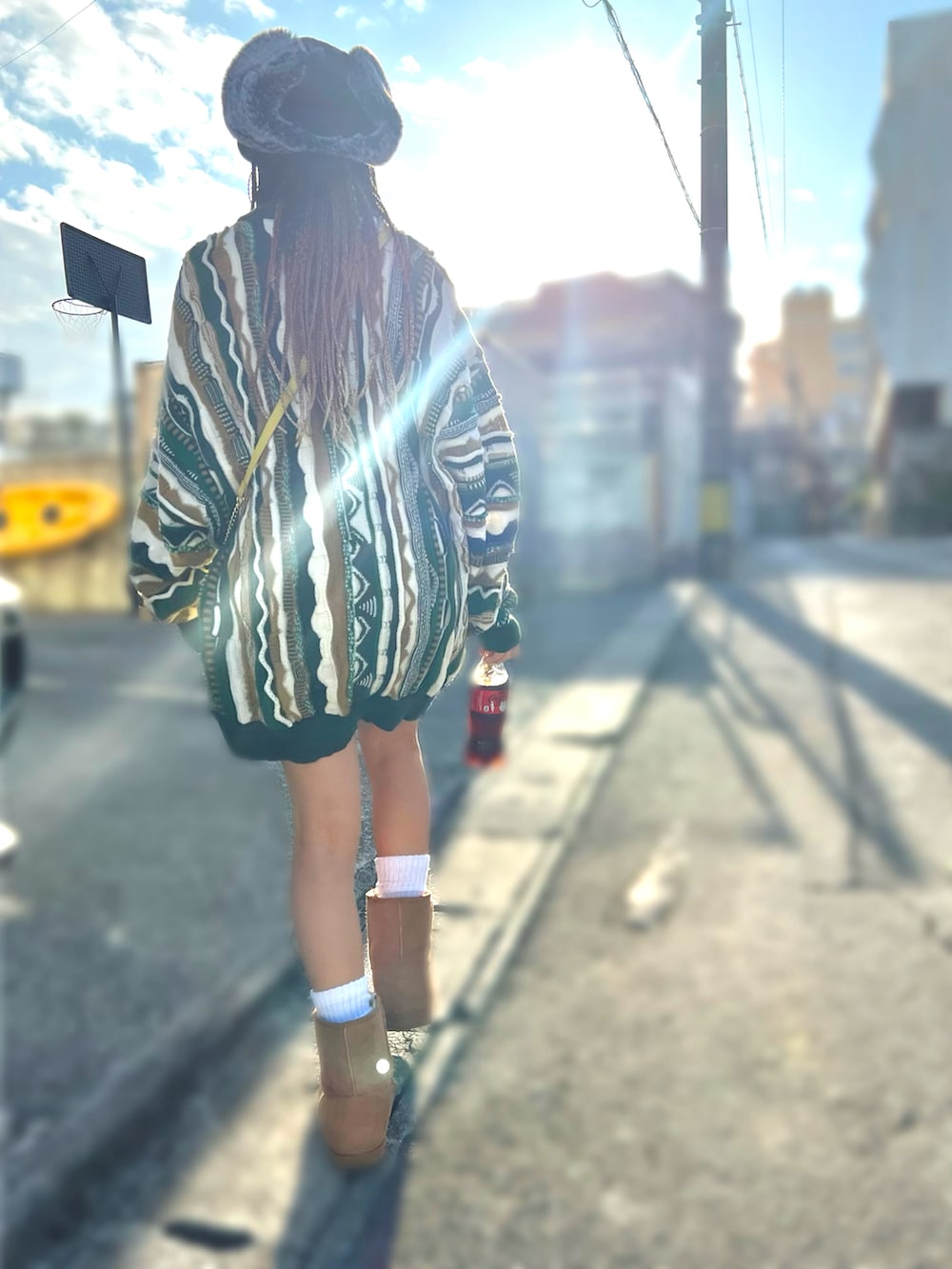 「ニット、フライトキャップ、ムートンブーツ、キッズファッション、GU、おしゃれは我慢、冬のコーデ、イエローバッグ、メンズアイテム、13歳」｜「no brandのアイテム（ニット/セーター、グリーン系）」を使った、MiAさん（キッズ・160cm）の冬コーディネートの2枚目の写真