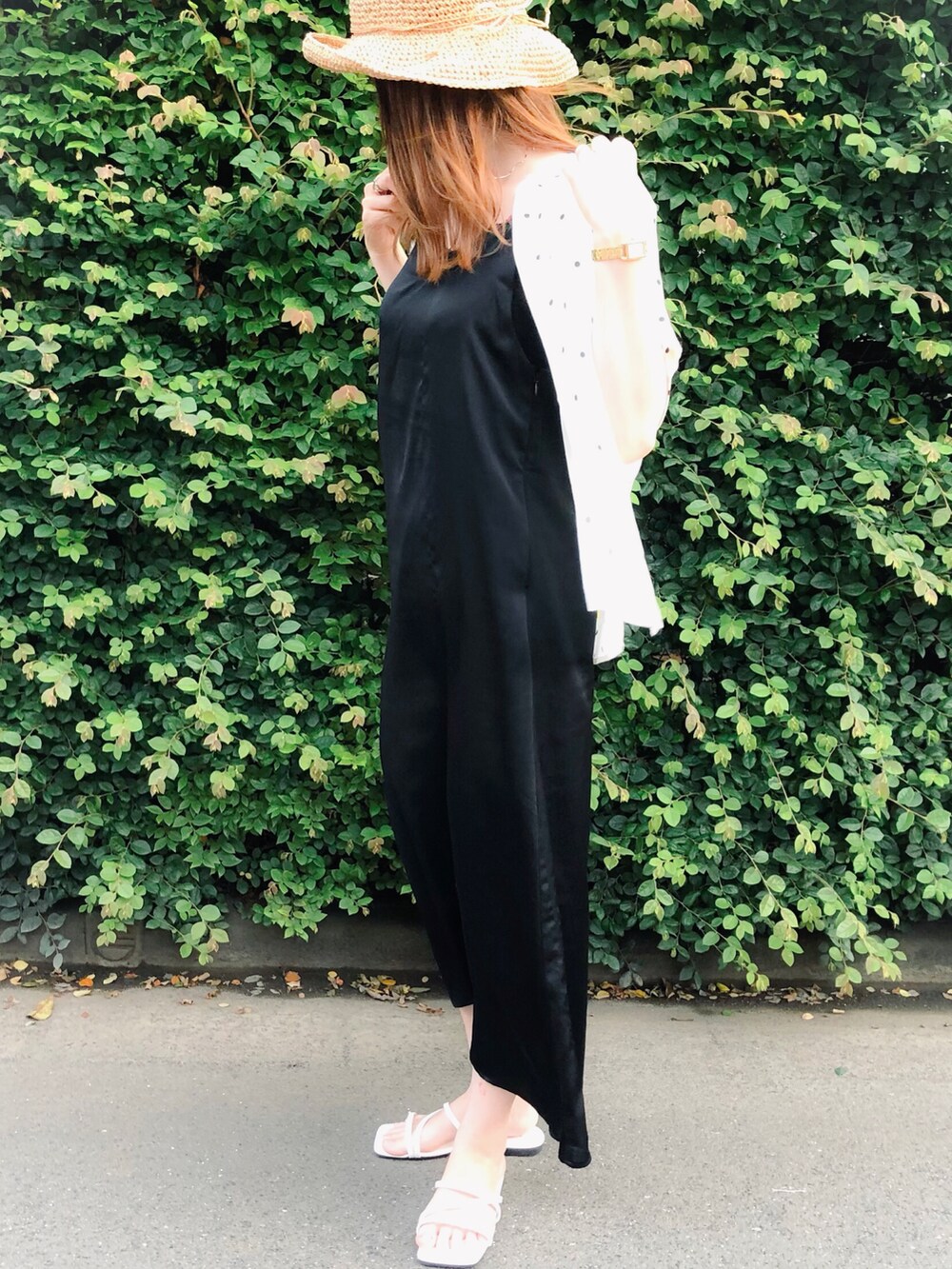 ホワイト系のシャツ/ブラウス、ブラック系のワンピース、ベージュ系のハットを着用したレディースの夏コーディネートの2枚目の写真