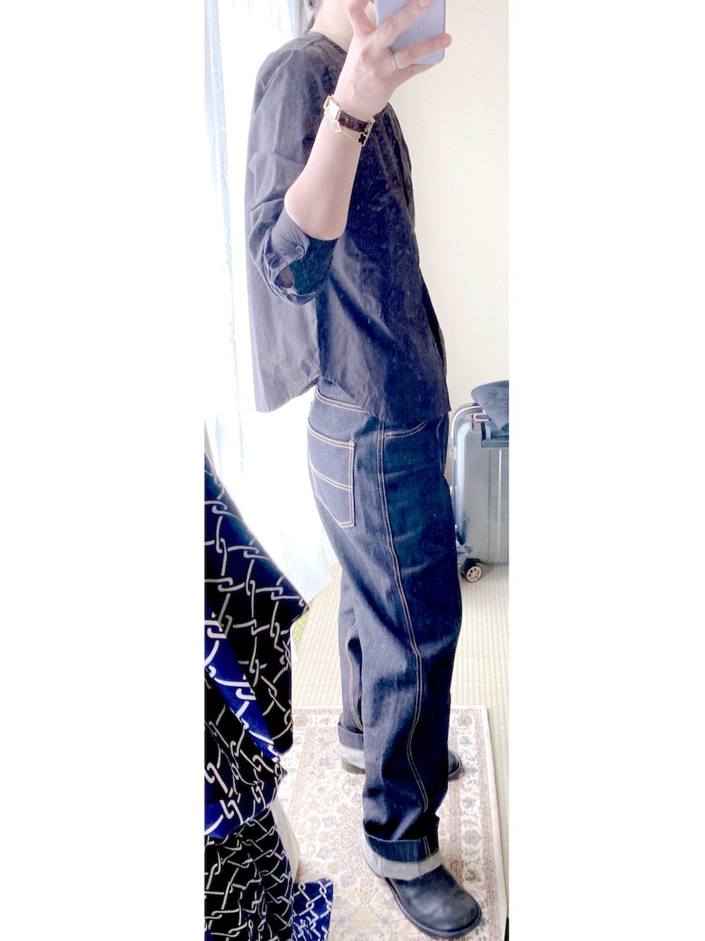 ブラック系のシャツ/ブラウス、ブルー系のデニムパンツ、ブラック系のスリッポンを着用したレディースの秋コーディネートの2枚目の写真