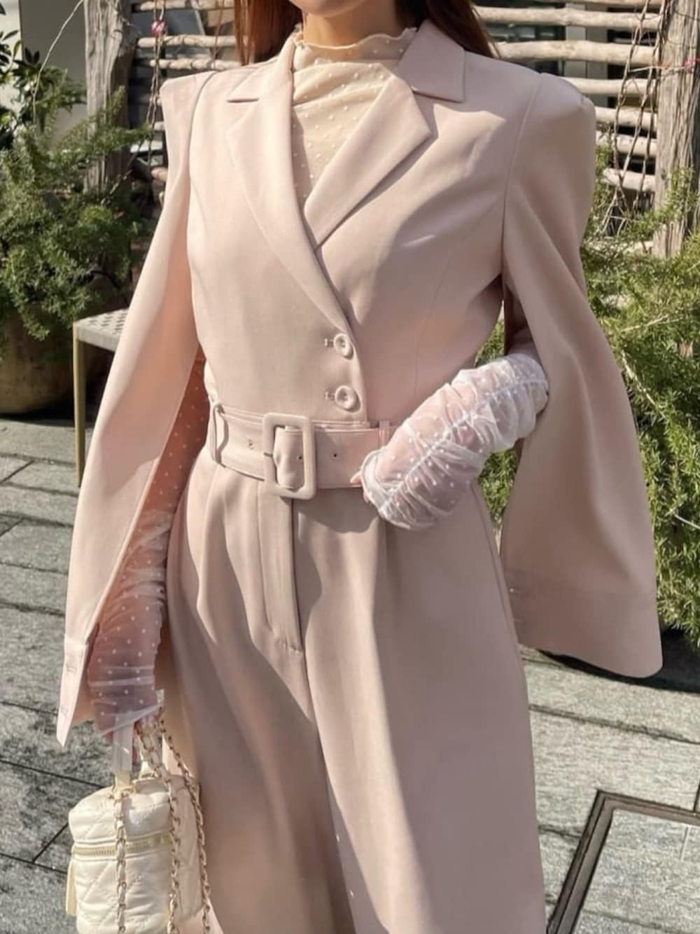 「春色、大人コーデ、キレイめ、初春コーデ、大人かわいい、オトナカワイイ、春服コーデ、オールインワン、オケージョン、オケージョンスタイル、お出かけコーデ」｜「ROYAL PARTYのドットギャザーチュールトップス（Tシャツ/カットソー、ホワイト系）」を使った、ROYALPARTYさん（レディース・163cm）の冬コーディネートの4枚目の写真