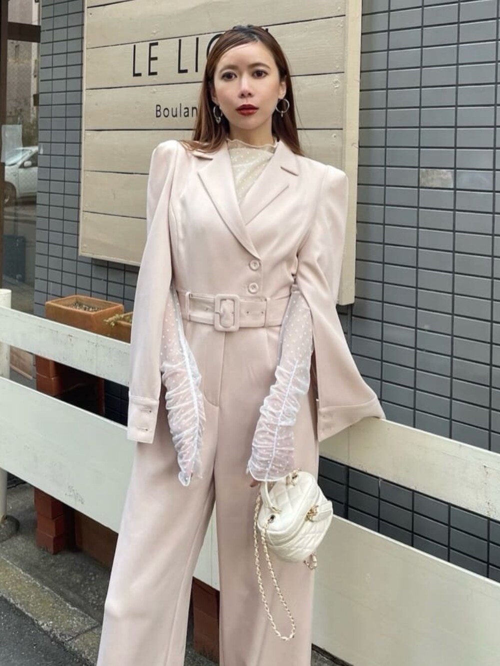 「春色、大人コーデ、キレイめ、初春コーデ、大人かわいい、オトナカワイイ、春服コーデ、オールインワン、オケージョン、オケージョンスタイル、お出かけコーデ」｜「ROYAL PARTYのドットギャザーチュールトップス（Tシャツ/カットソー、ホワイト系）」を使った、ROYALPARTYさん（レディース・163cm）の冬コーディネートの3枚目の写真