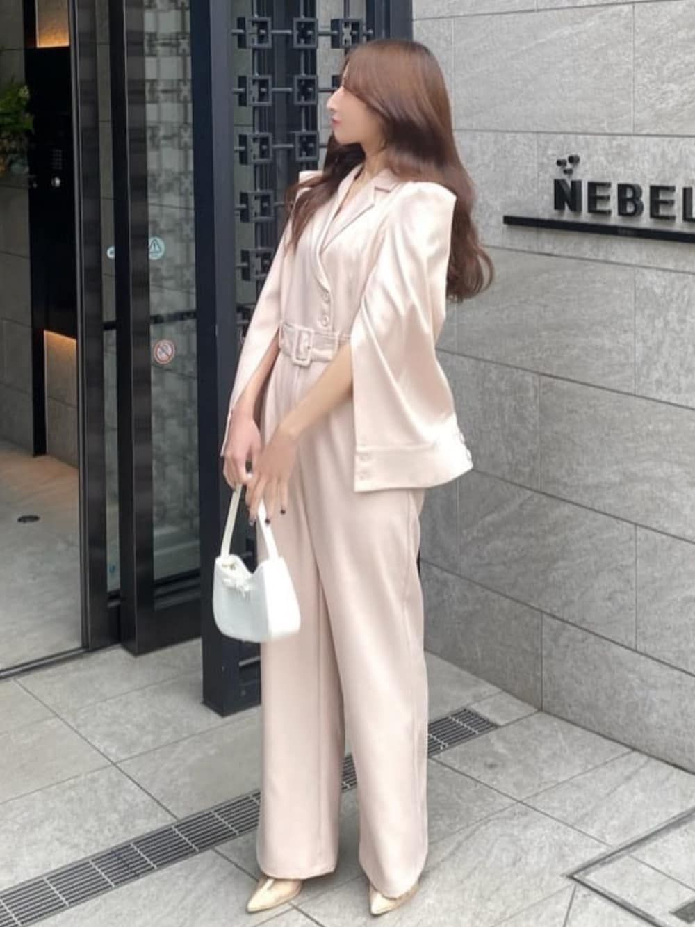 「春色、大人コーデ、キレイめ、初春コーデ、大人かわいい、オトナカワイイ、大人ファッション、春服コーデ、オケージョン、オケージョンスタイル、オールインワン」｜「ROYAL PARTYの【丈が選べる】ベルト付ケープ風オールインワン（つなぎ/オールインワン、ピンク系）」を使った、ROYALPARTYさん（レディース・160cm）の冬コーディネートの2枚目の写真