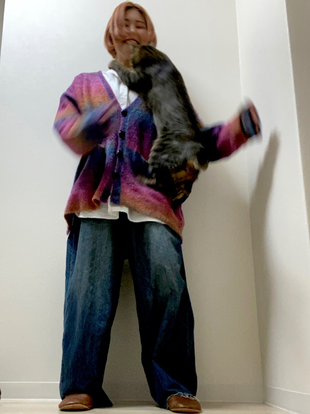 その他のカーディガン/ボレロ、ホワイト系のシャツ/ブラウス、ブルー系のデニムパンツを着用したレディースの冬コーディネートの3枚目の写真