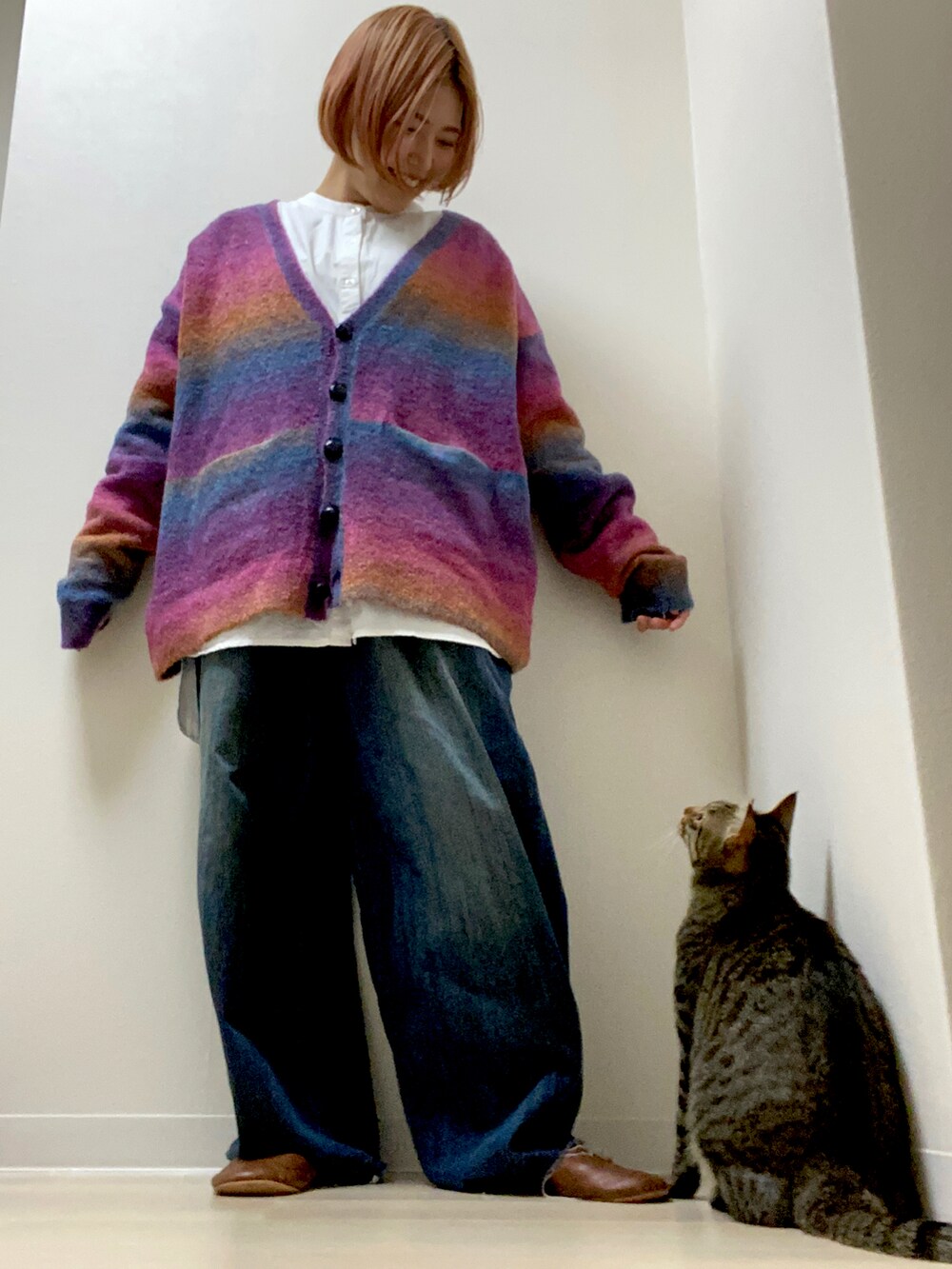 その他のカーディガン/ボレロ、ホワイト系のシャツ/ブラウス、ブルー系のデニムパンツを着用したレディースの冬コーディネートの2枚目の写真