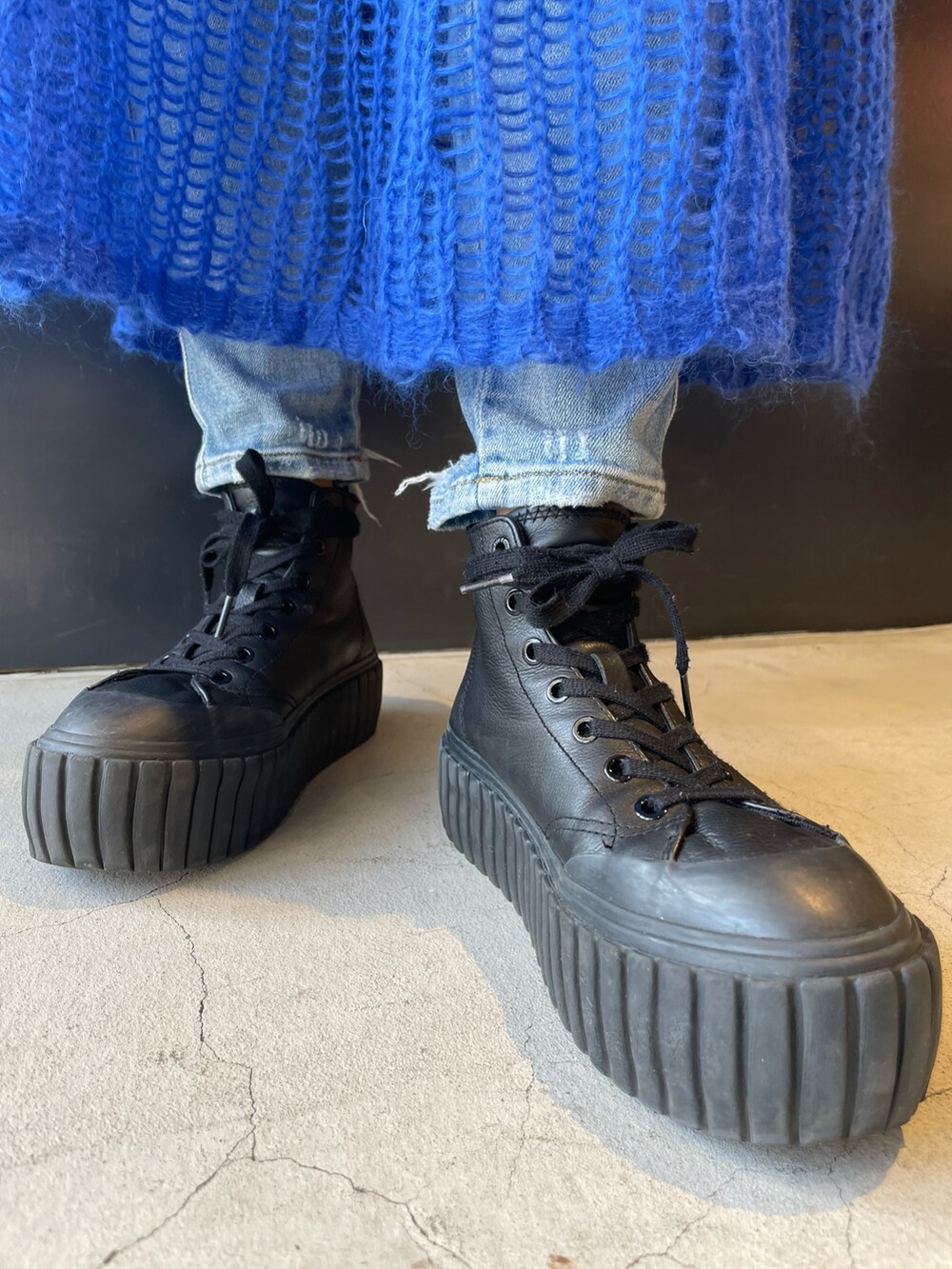 イエロー系のその他トップス、ブルー系のワンピース、ブラック系のスニーカーを着用したレディースの春コーディネートの3枚目の写真