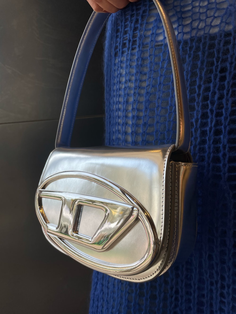 イエロー系のその他トップス、ブルー系のワンピース、ブラック系のスニーカーを着用したレディースの春コーディネートの2枚目の写真