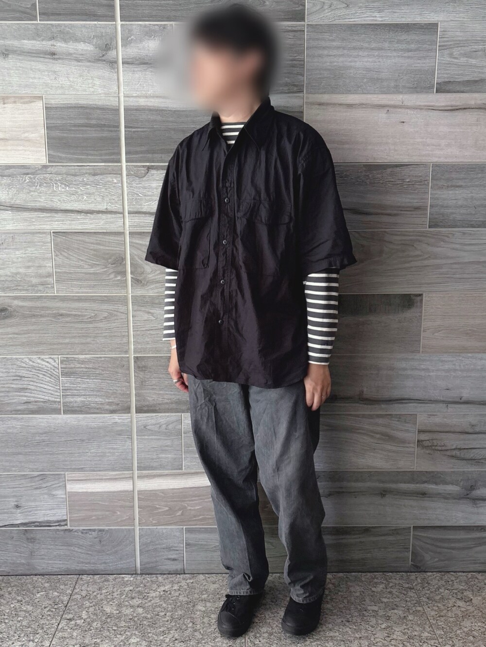 ブラック系のシャツ/ブラウス、ホワイト系のTシャツ/カットソー、グレー系のデニムパンツを着用したメンズの夏コーディネートの3枚目の写真