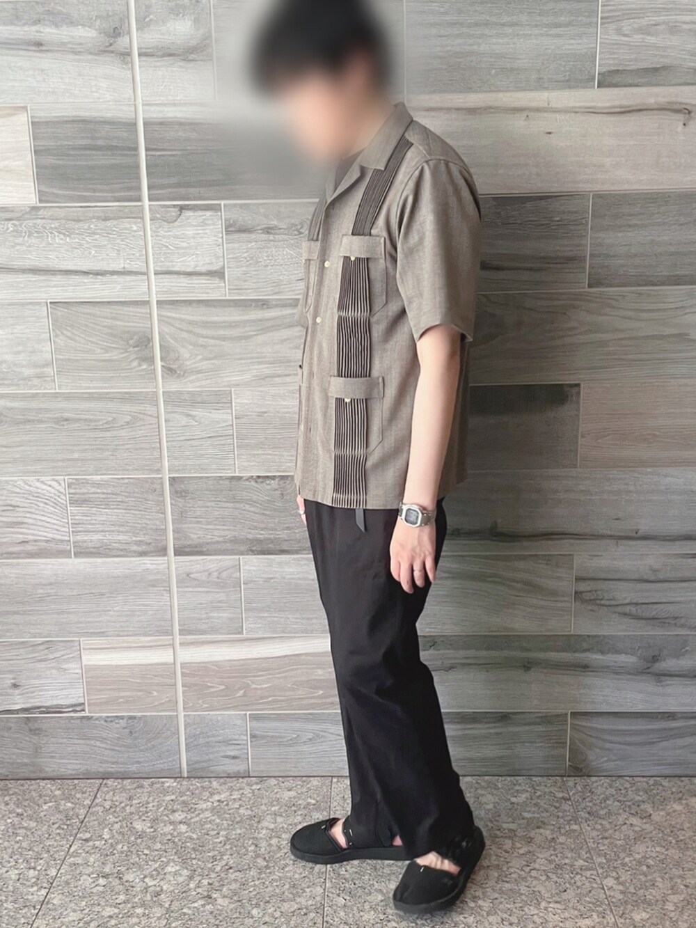 ブラウン系のシャツ/ブラウス、ブラック系のスラックス、ブラック系のサンダルを着用したメンズの夏コーディネートの2枚目の写真