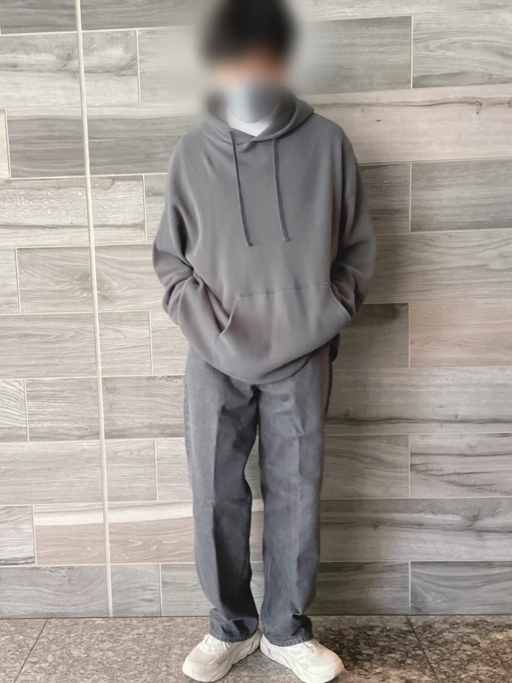 グレー系のパーカー、ブラック系のTシャツ/カットソー、グレー系のデニムパンツを着用したメンズの春コーディネートの3枚目の写真