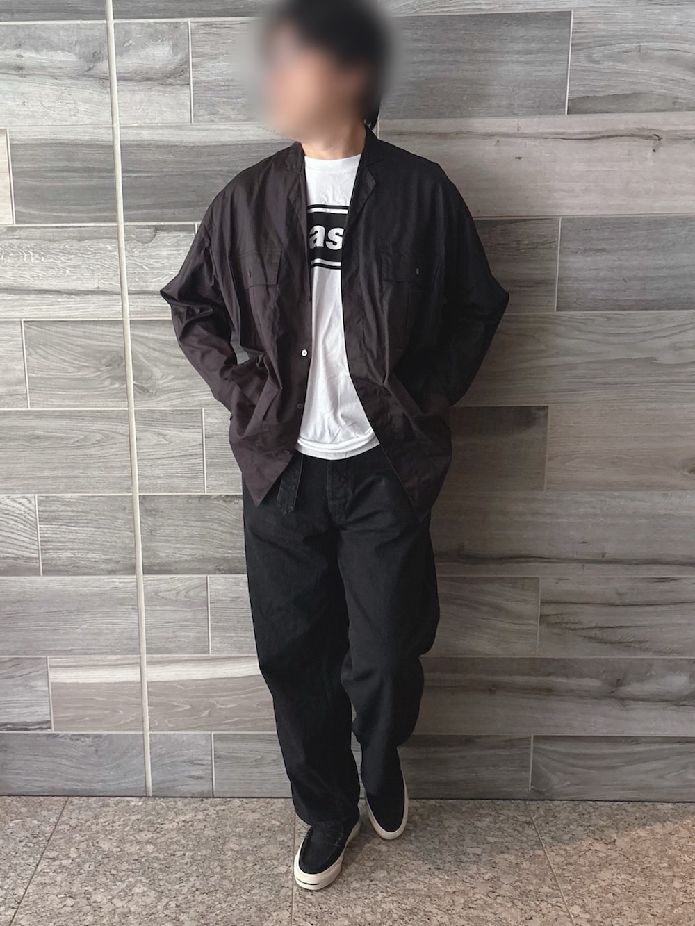 ブラック系のシャツ/ブラウス、ホワイト系のTシャツ/カットソー、ブラック系のデニムパンツを着用したメンズの秋コーディネートの3枚目の写真