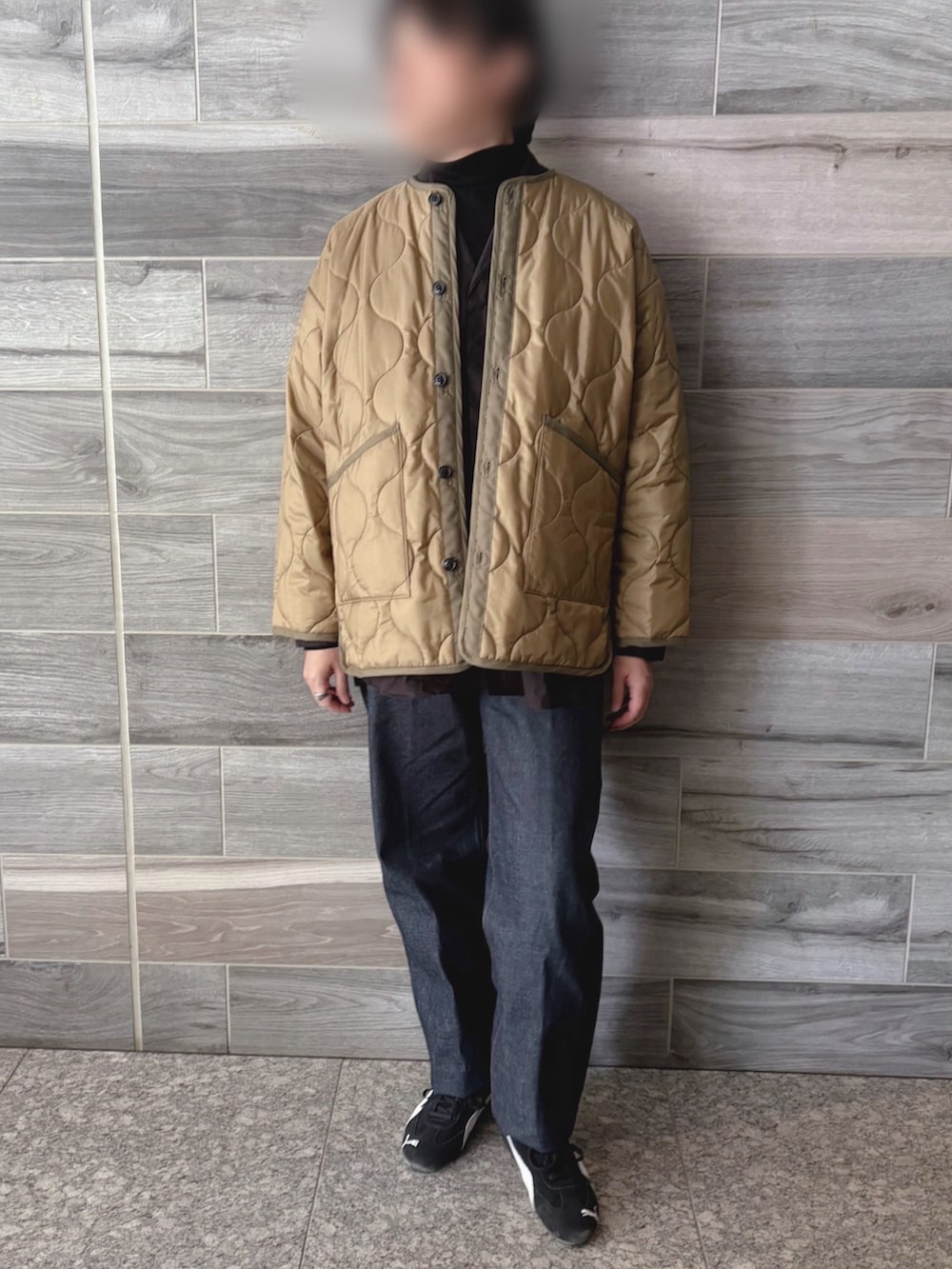 グリーン系のミリタリージャケット、ブラック系のシャツ/ブラウス、ブラック系のニット/セーターを着用したメンズの春コーディネートの3枚目の写真