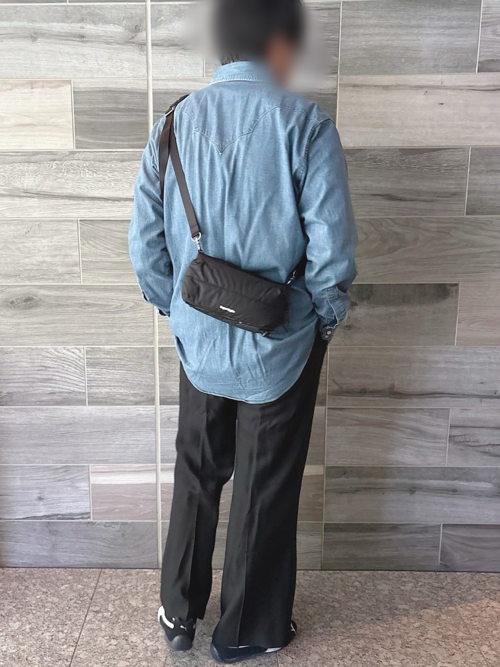 ブルー系のシャツ/ブラウス、ブラック系のスラックス、ブラック系のスニーカーを着用したメンズの夏コーディネートの2枚目の写真