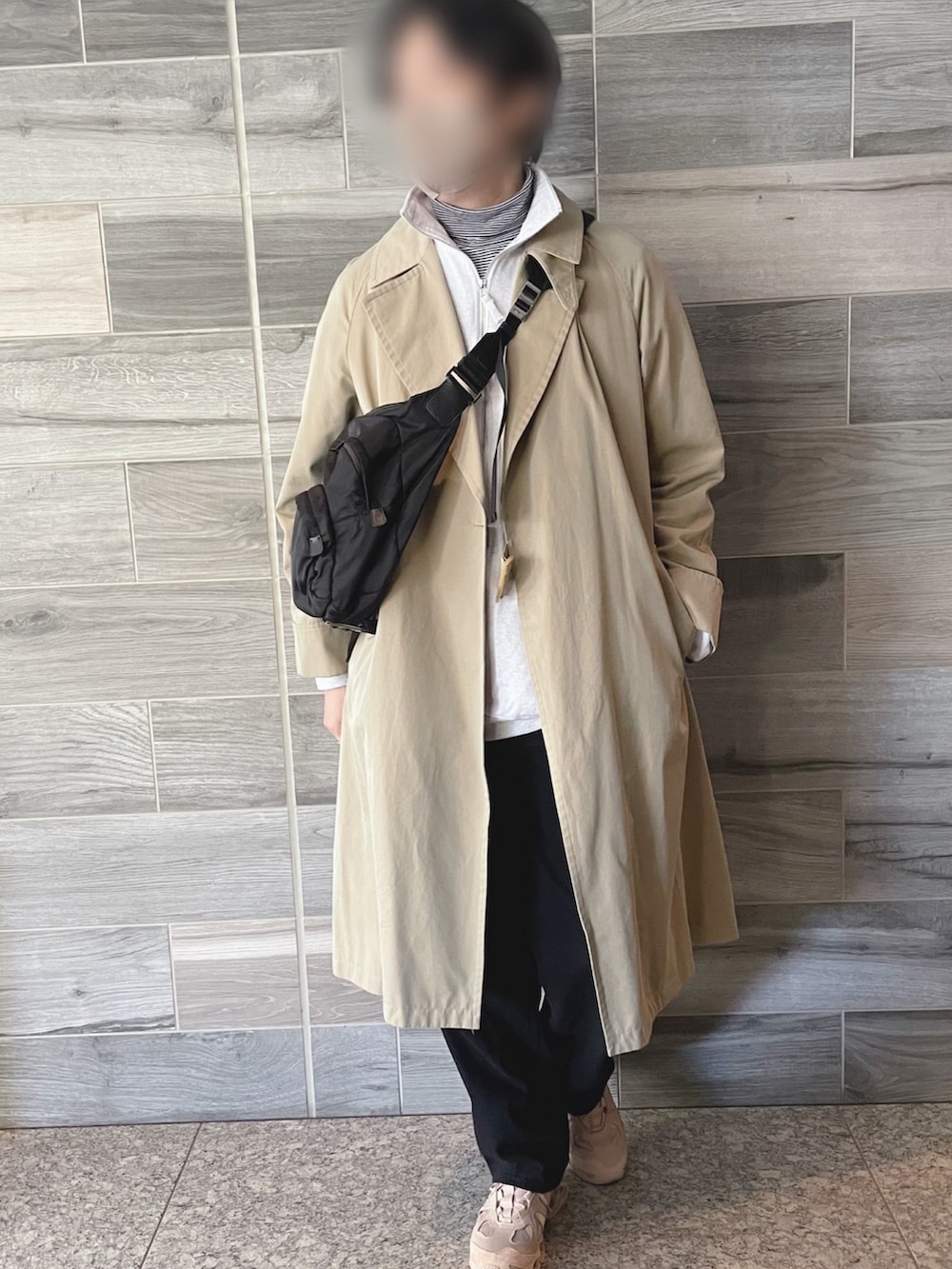 ベージュ系のトレンチコート、グレー系のスウェット、その他のTシャツ/カットソーを着用したメンズの冬コーディネートの3枚目の写真