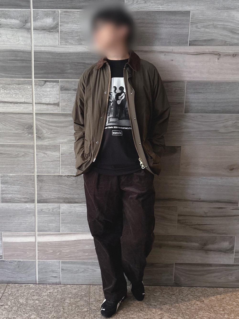 グリーン系のブルゾン、ブラック系のTシャツ/カットソー、グレー系のその他パンツを着用したメンズの秋コーディネートの3枚目の写真