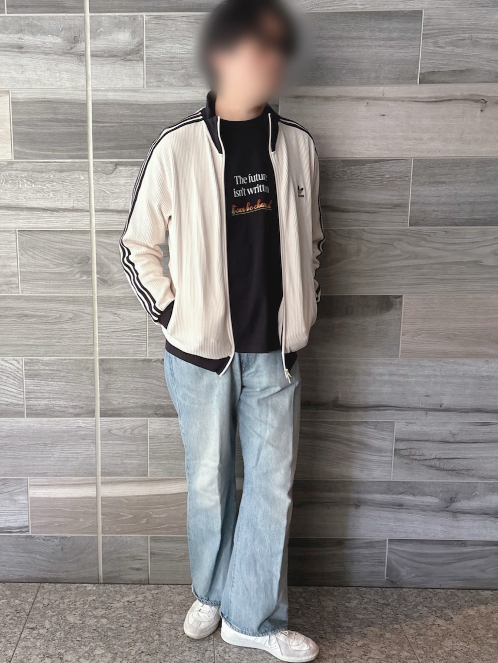 「春コーデ、シンプル、シンプルスタイル、オトナカジュアル、スニーカーコーデ、スポーツミックス、ジャージ、BTTF、映画Tシャツ、デニム、ワイドデニム、服好きな人と繋がりたい、おしゃれさんと繋がりたい、お洒落さんとつながりたい、いいね、save、フォローお願いします🤑」｜「adidasのアディカラー クラシックス ワッフル ベッケンバウアー トラックジャケット / ジャージ / アディダスオリジナルス adidas Originals（ジャージ、ホワイト系）」を使った、Piさん（メンズ・179cm）の夏コーディネートの2枚目の写真