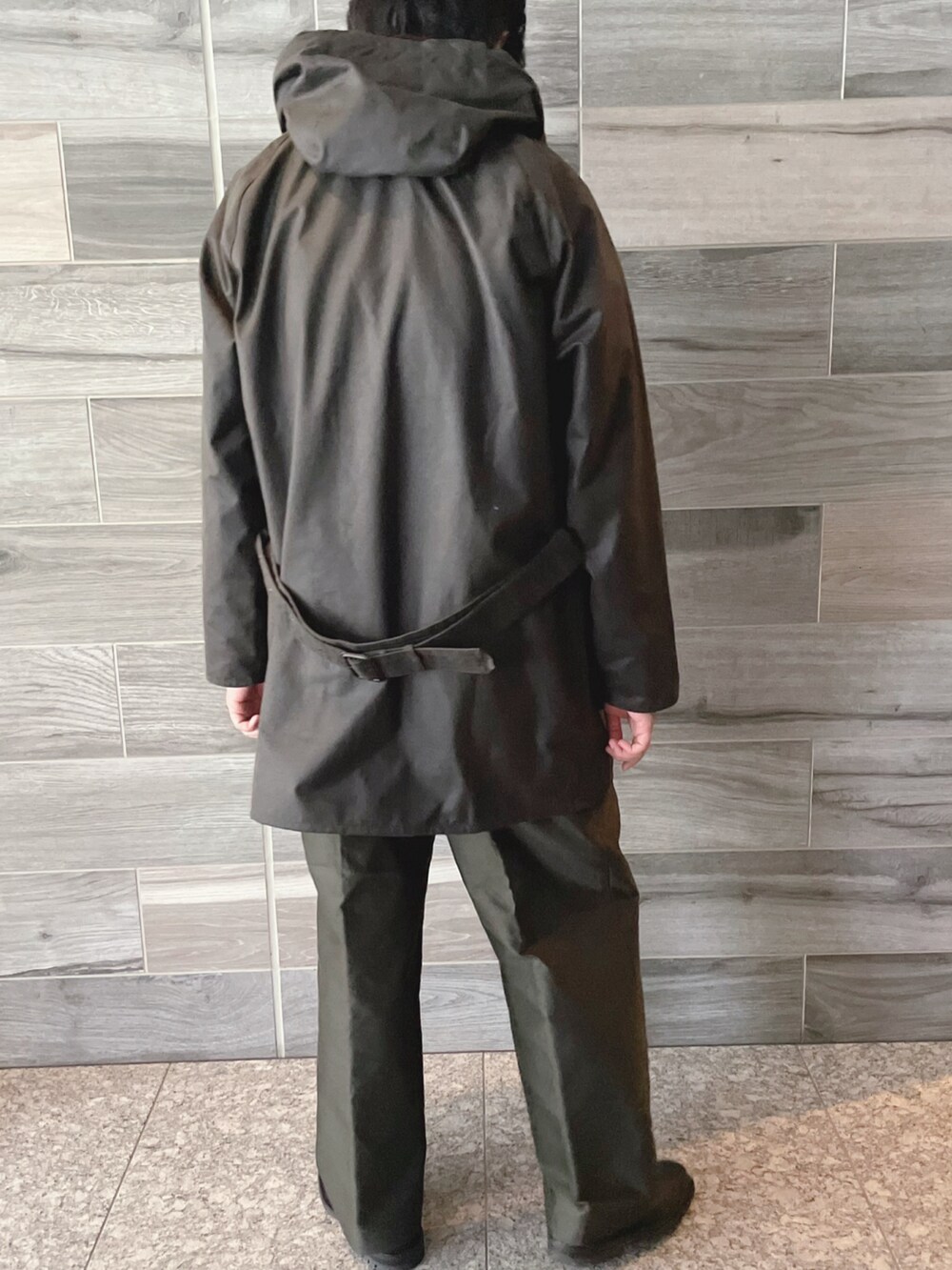 グリーン系のジャケット/アウター、ブルー系のニット/セーター、グリーン系のその他パンツを着用したメンズの秋コーディネートの3枚目の写真