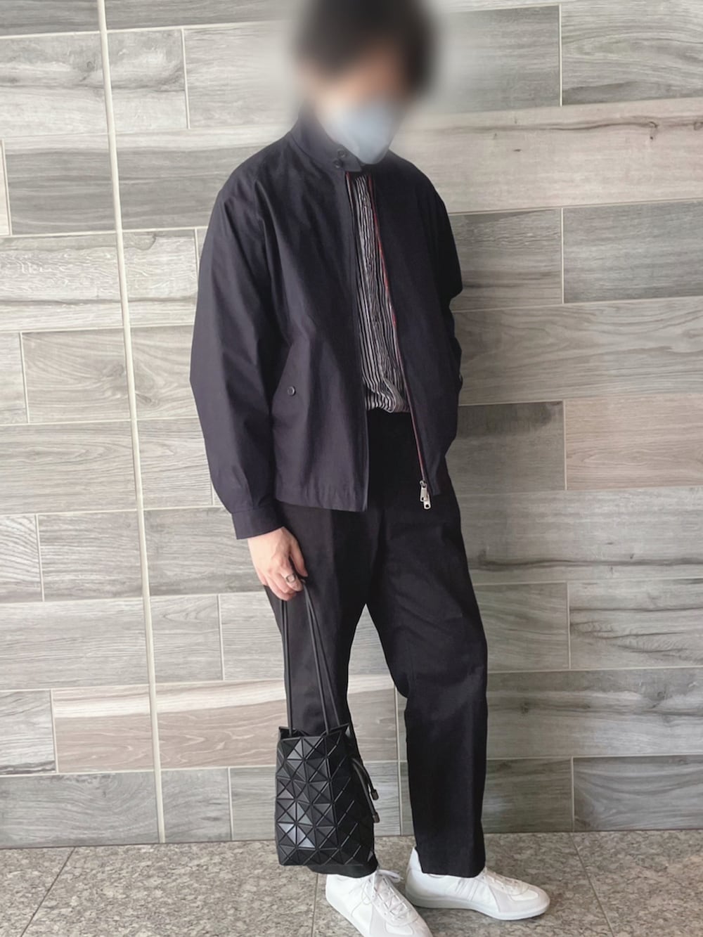 ブルー系のブルゾン、その他のシャツ/ブラウス、ブラック系のスラックスを着用したメンズの春コーディネートの2枚目の写真