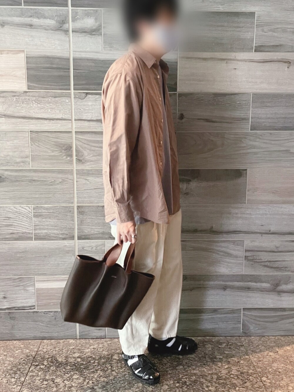 ブラウン系のシャツ/ブラウス、グレー系のTシャツ/カットソー、ホワイト系のスラックスを着用したメンズの夏コーディネートの2枚目の写真