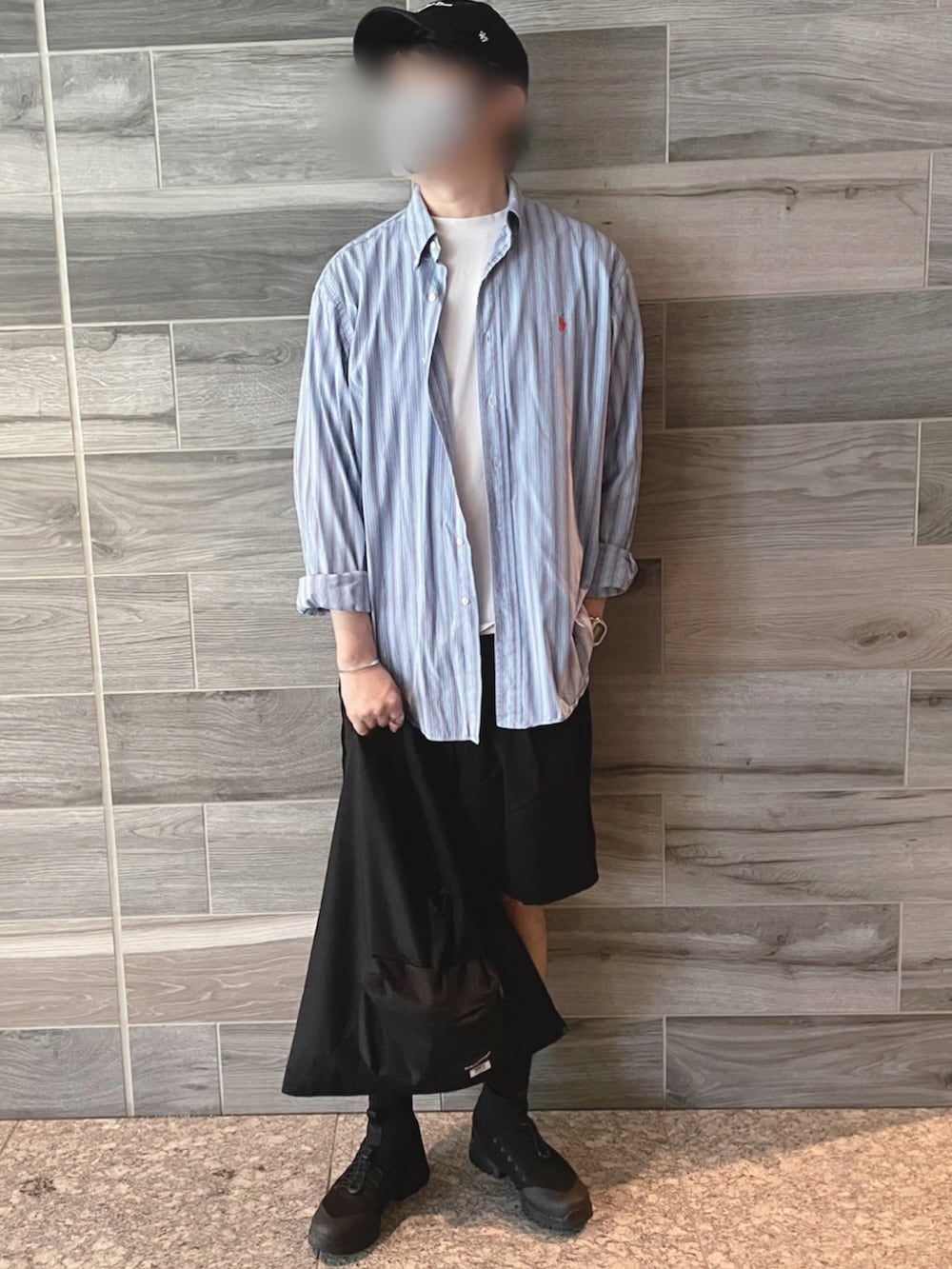 ブルー系のシャツ/ブラウス、ブラック系のパンツ、ブラック系のトートバッグを着用したメンズの夏コーディネートの3枚目の写真