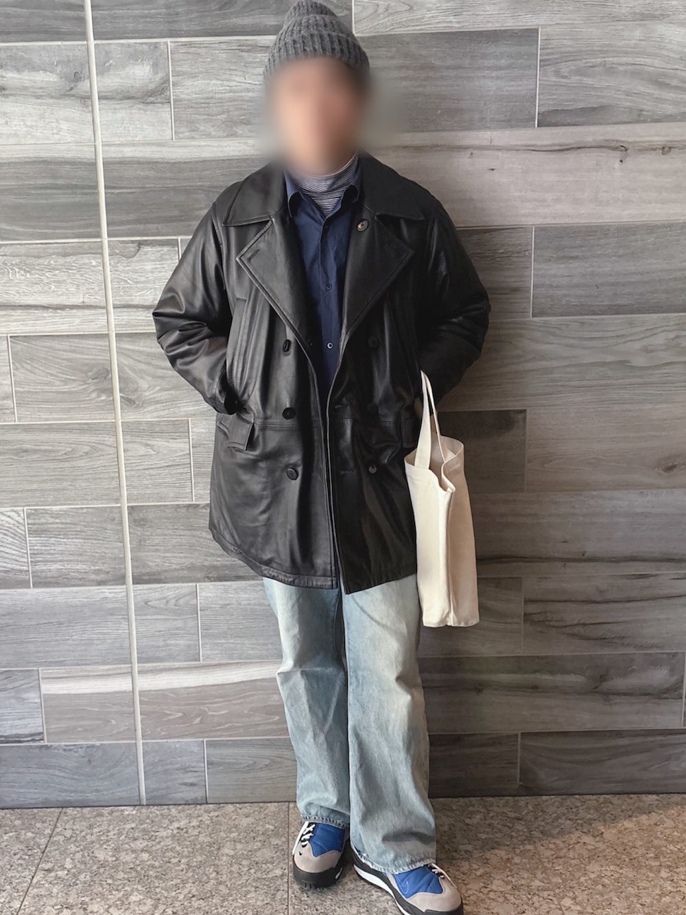 ブラック系のピーコート、ブルー系のシャツ/ブラウス、その他のTシャツ/カットソーを着用したメンズの冬コーディネートの4枚目の写真