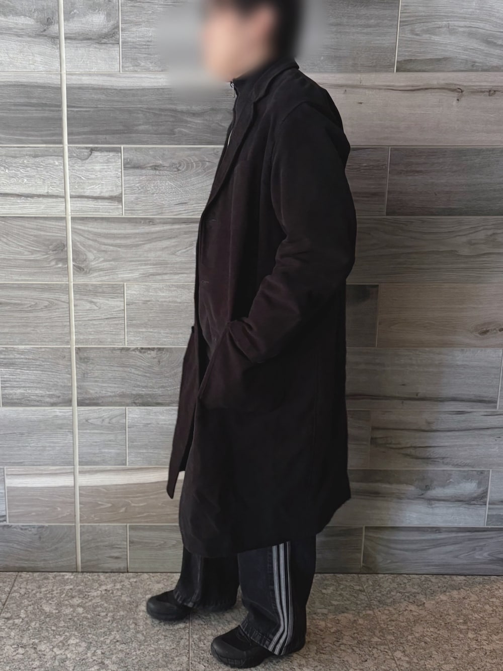 ブラック系のその他アウター、ブラック系のニット/セーター、ブラック系のデニムパンツを着用したメンズの春コーディネートの2枚目の写真