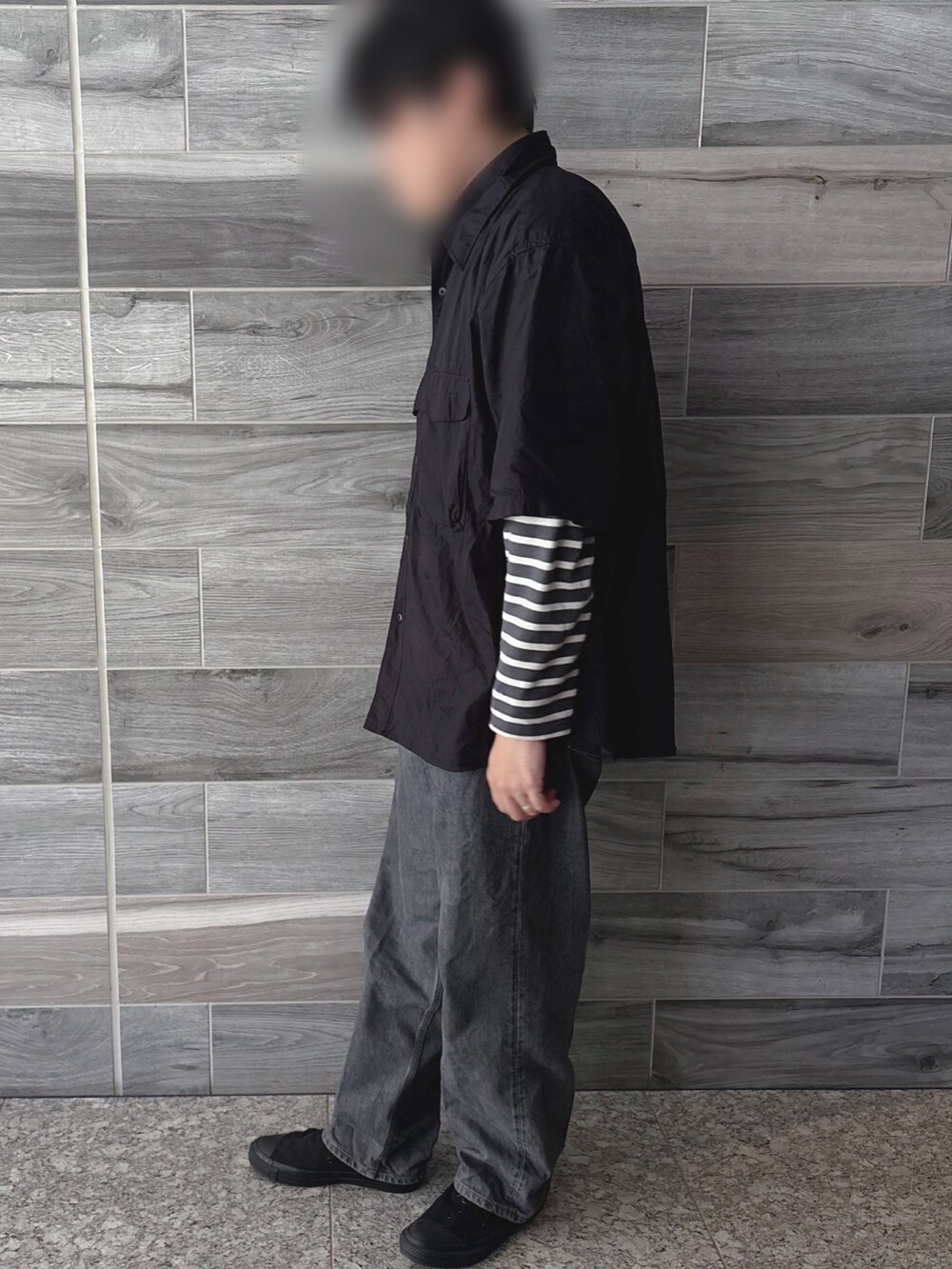 ブラック系のシャツ/ブラウス、ホワイト系のTシャツ/カットソー、グレー系のデニムパンツを着用したメンズの夏コーディネートの2枚目の写真