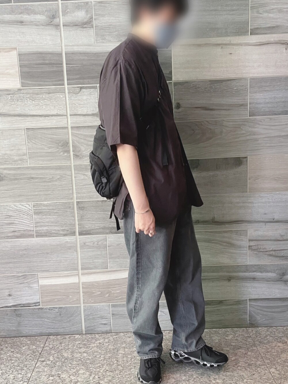 グレー系のシャツ/ブラウス、グレー系のデニムパンツ、ブラック系のスニーカーを着用したメンズの夏コーディネートの3枚目の写真