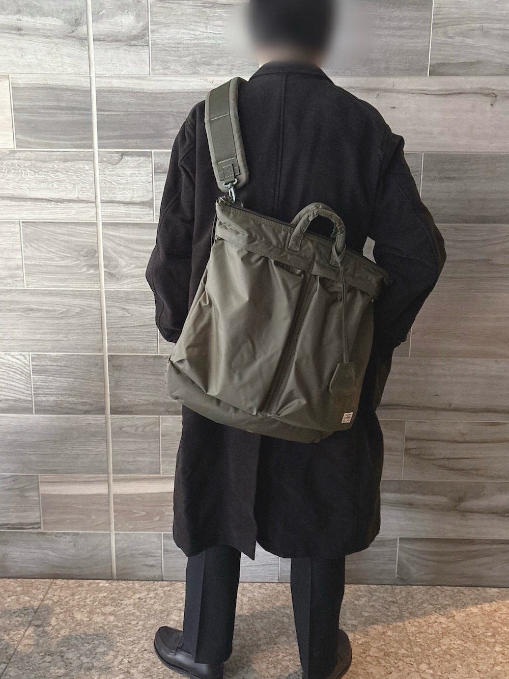 ブラック系のその他アウター、ブラック系のデニムジャケット、ブラック系のスラックスを着用したメンズの冬コーディネートの2枚目の写真