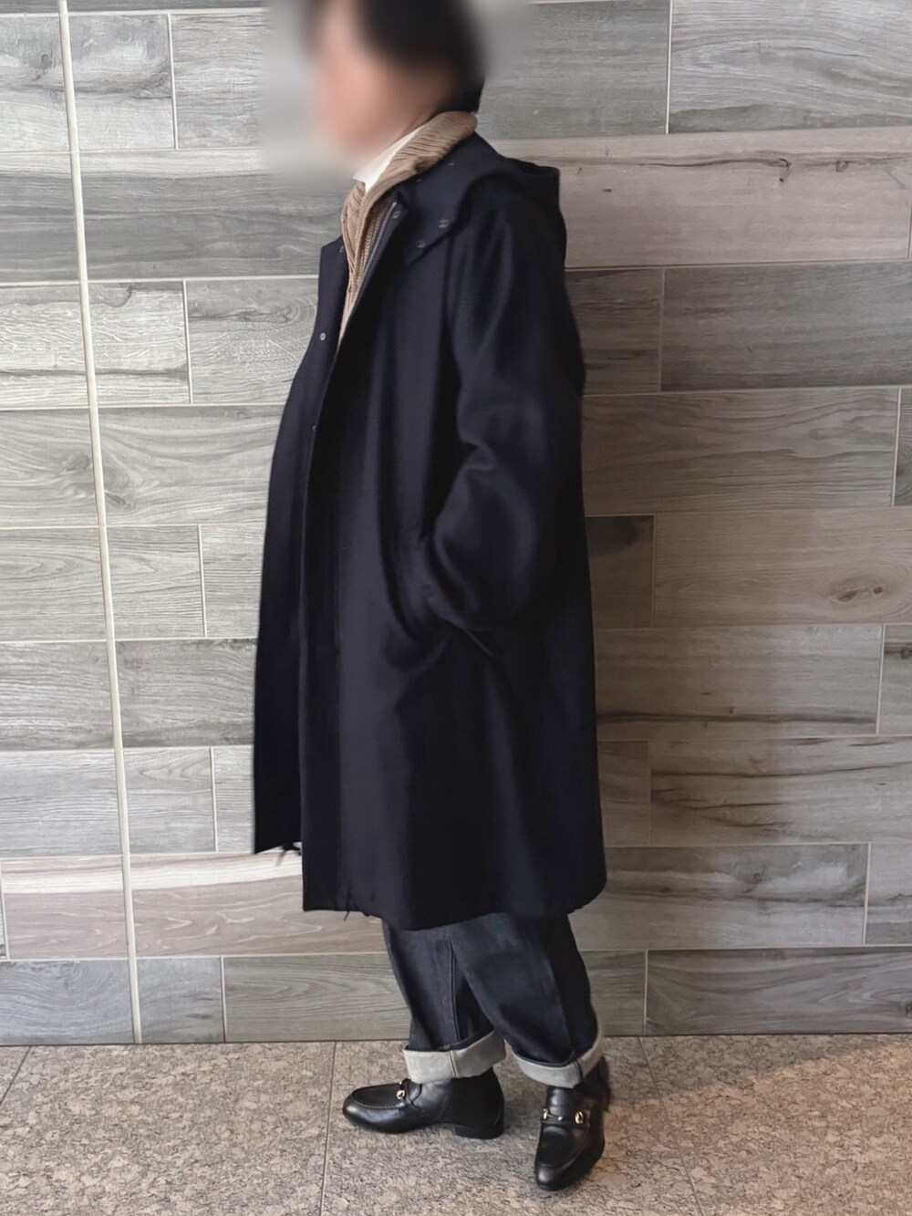 ブルー系のその他アウター、ベージュ系のニット/セーター、ブルー系のデニムパンツを着用したメンズの冬コーディネートの2枚目の写真