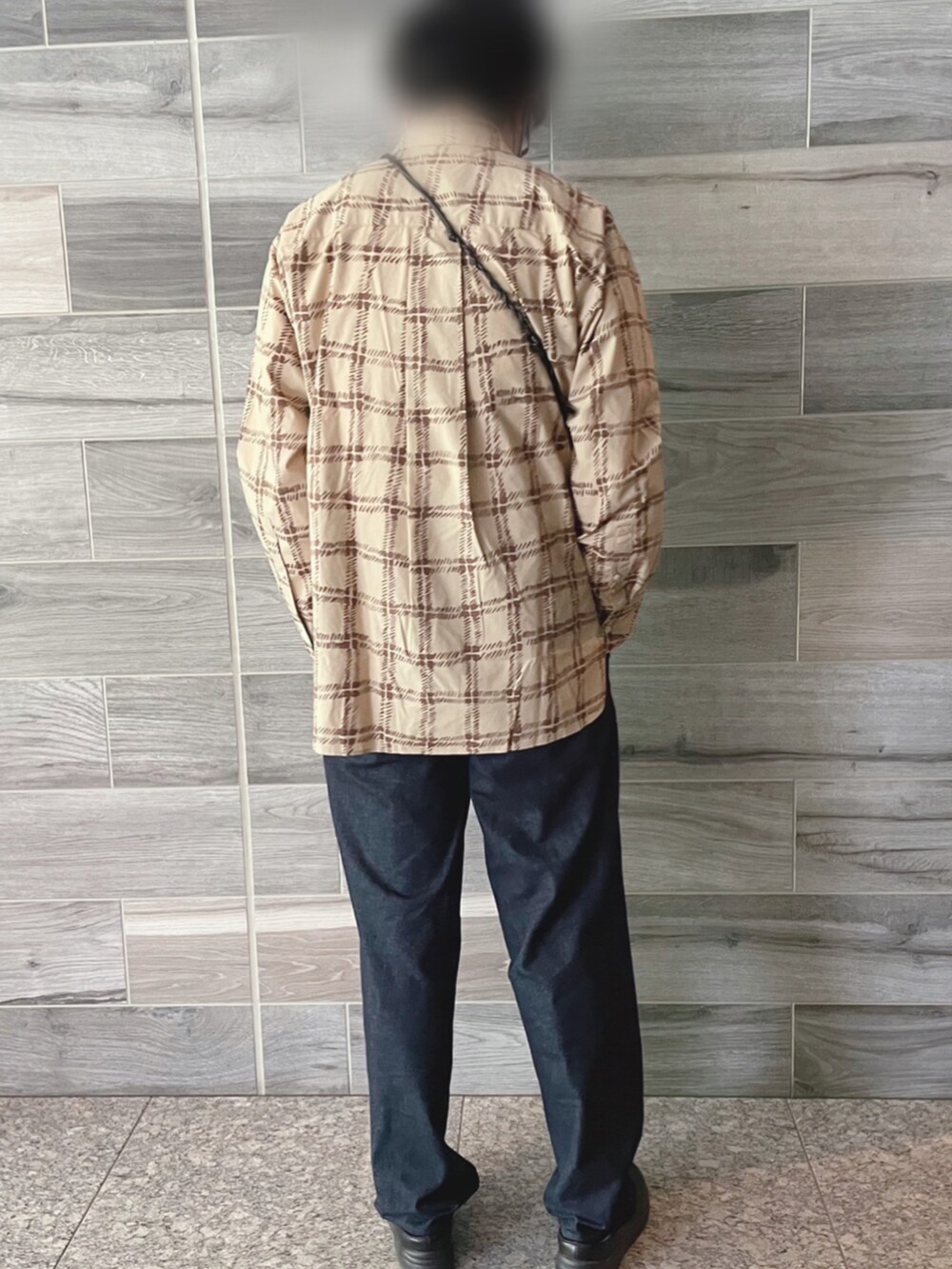 ベージュ系のシャツ/ブラウス、ブルー系のデニムパンツ、ホワイト系のサンダルを着用したメンズの夏コーディネートの3枚目の写真