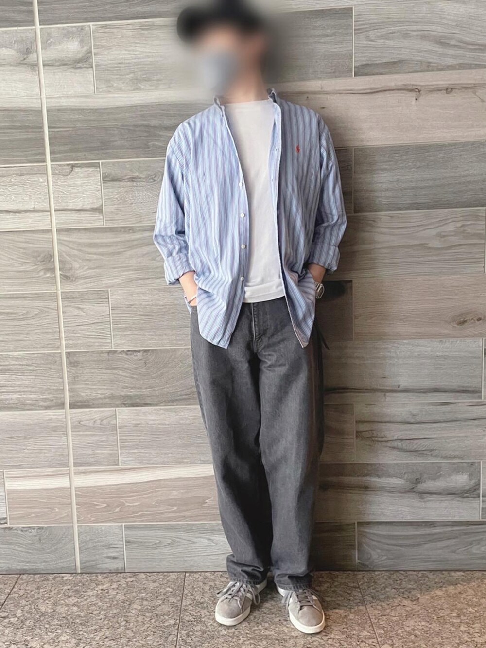 ブルー系のシャツ/ブラウス、グレー系のデニムパンツ、グレー系のスニーカーを着用したメンズの春コーディネートの3枚目の写真