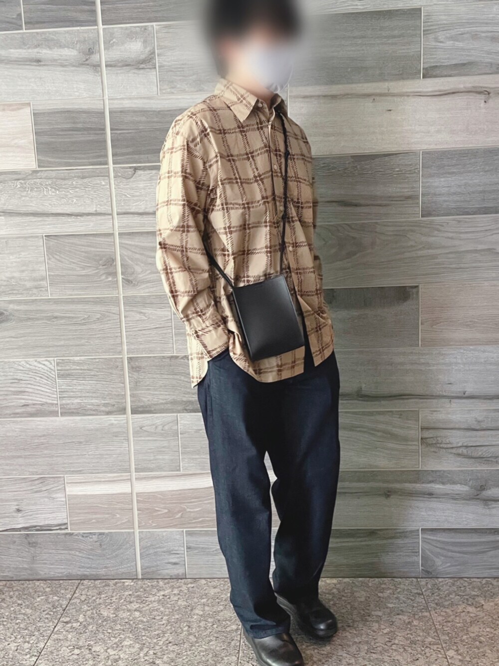 ベージュ系のシャツ/ブラウス、ブルー系のデニムパンツ、ホワイト系のサンダルを着用したメンズの夏コーディネートの2枚目の写真