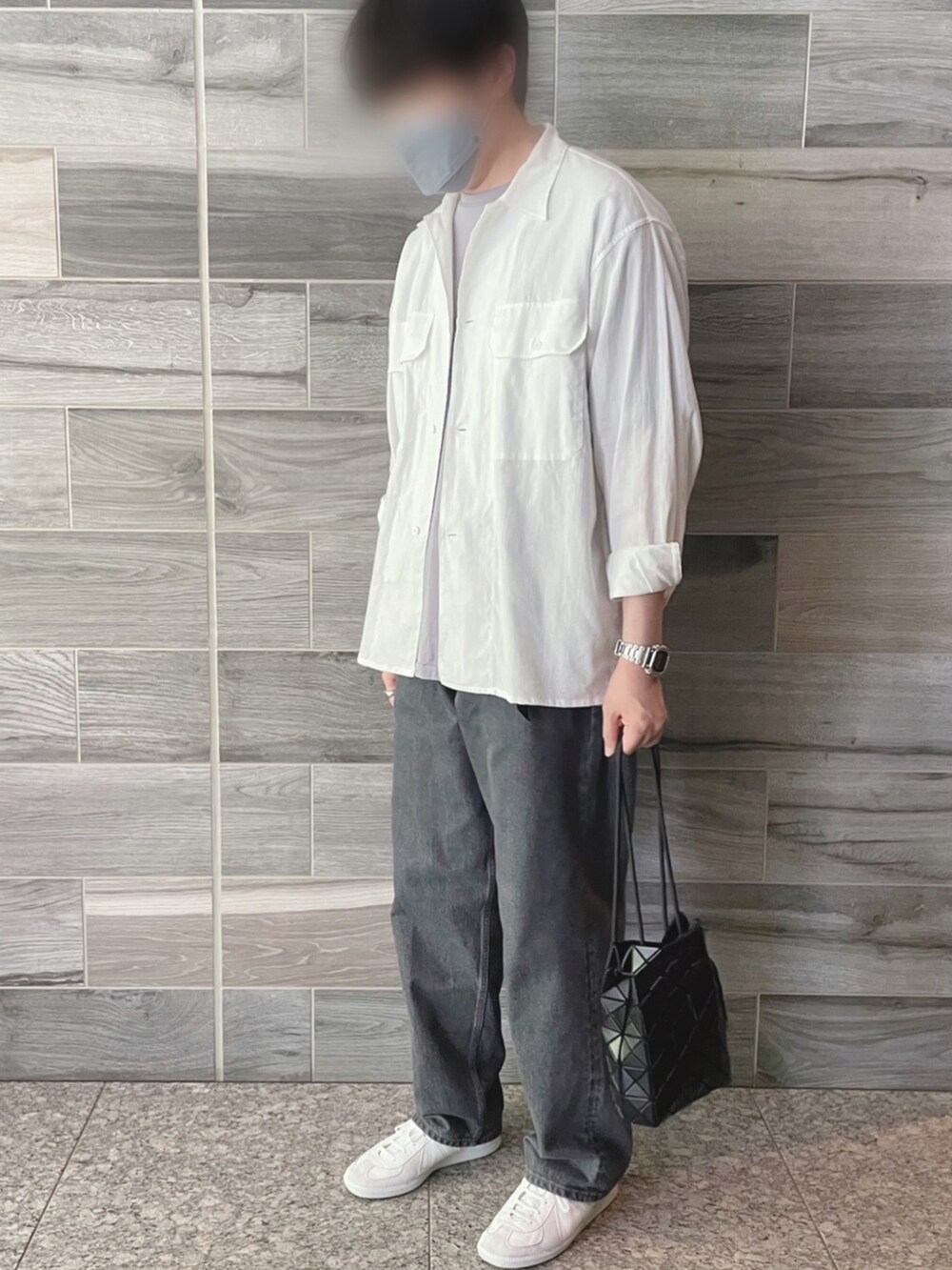 ホワイト系のシャツ/ブラウス、グレー系のTシャツ/カットソー、グレー系のデニムパンツを着用したメンズの夏コーディネートの2枚目の写真