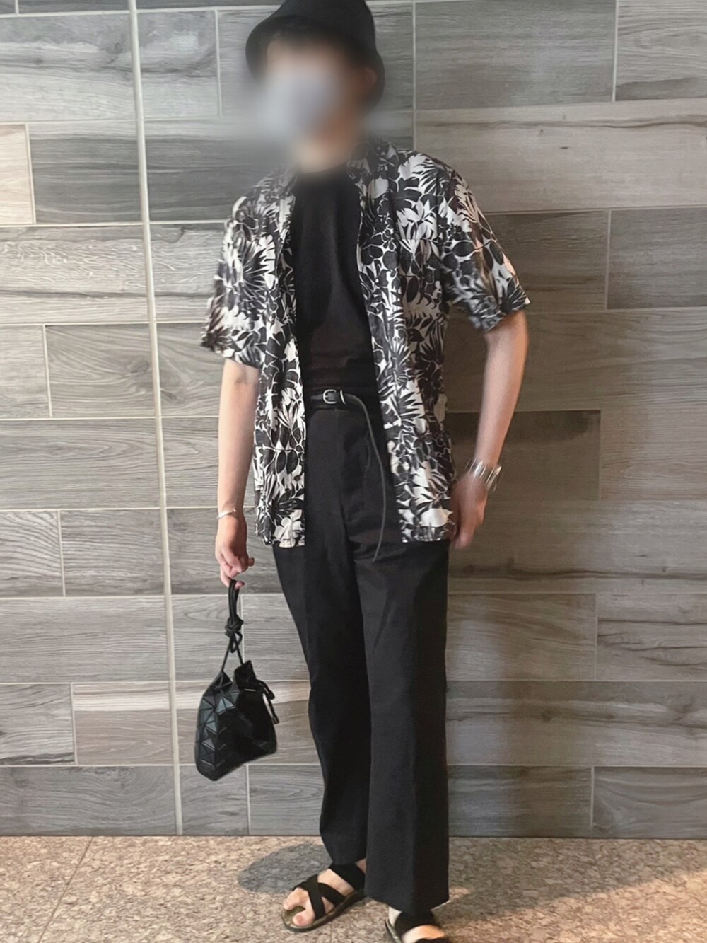 ホワイト系のシャツ/ブラウス、ブラック系のスラックス、ブラック系のバッグを着用したメンズの夏コーディネートの2枚目の写真
