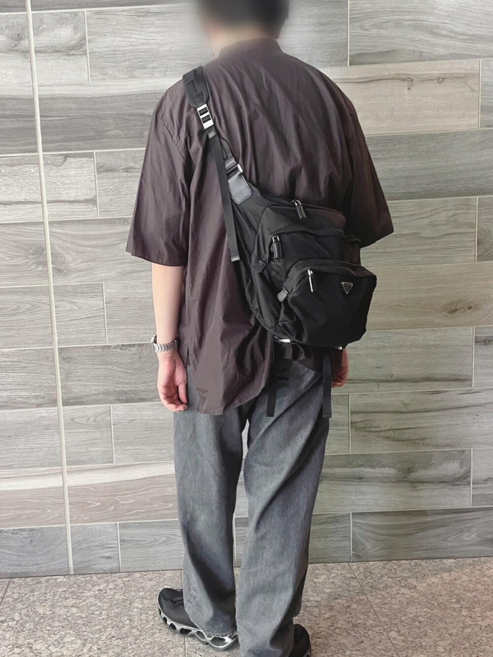 グレー系のシャツ/ブラウス、グレー系のデニムパンツ、ブラック系のスニーカーを着用したメンズの夏コーディネートの4枚目の写真