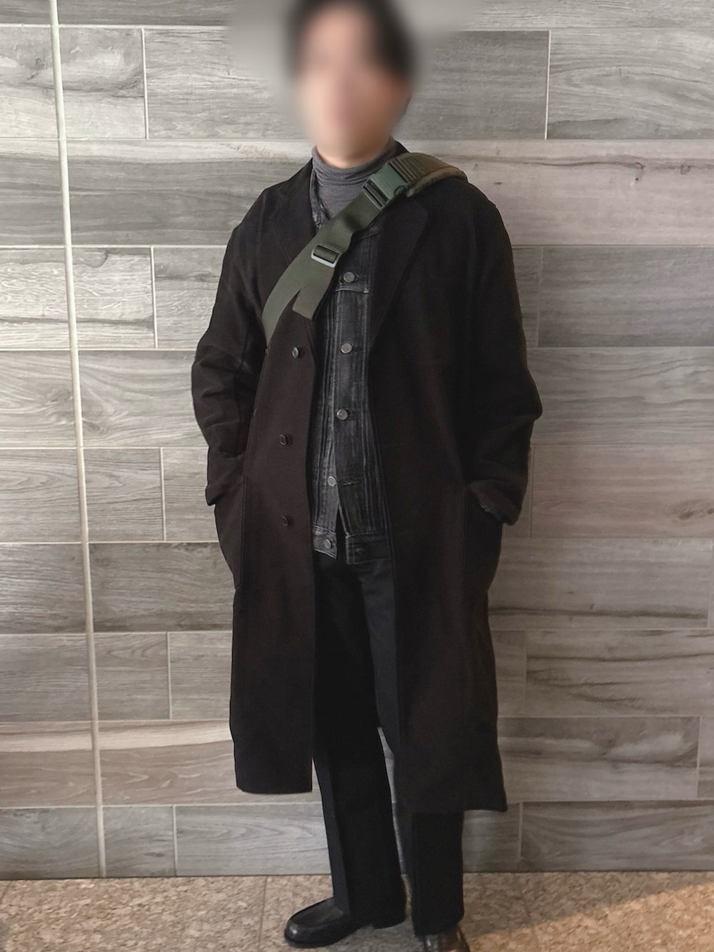 ブラック系のその他アウター、ブラック系のデニムジャケット、ブラック系のスラックスを着用したメンズの冬コーディネートの3枚目の写真