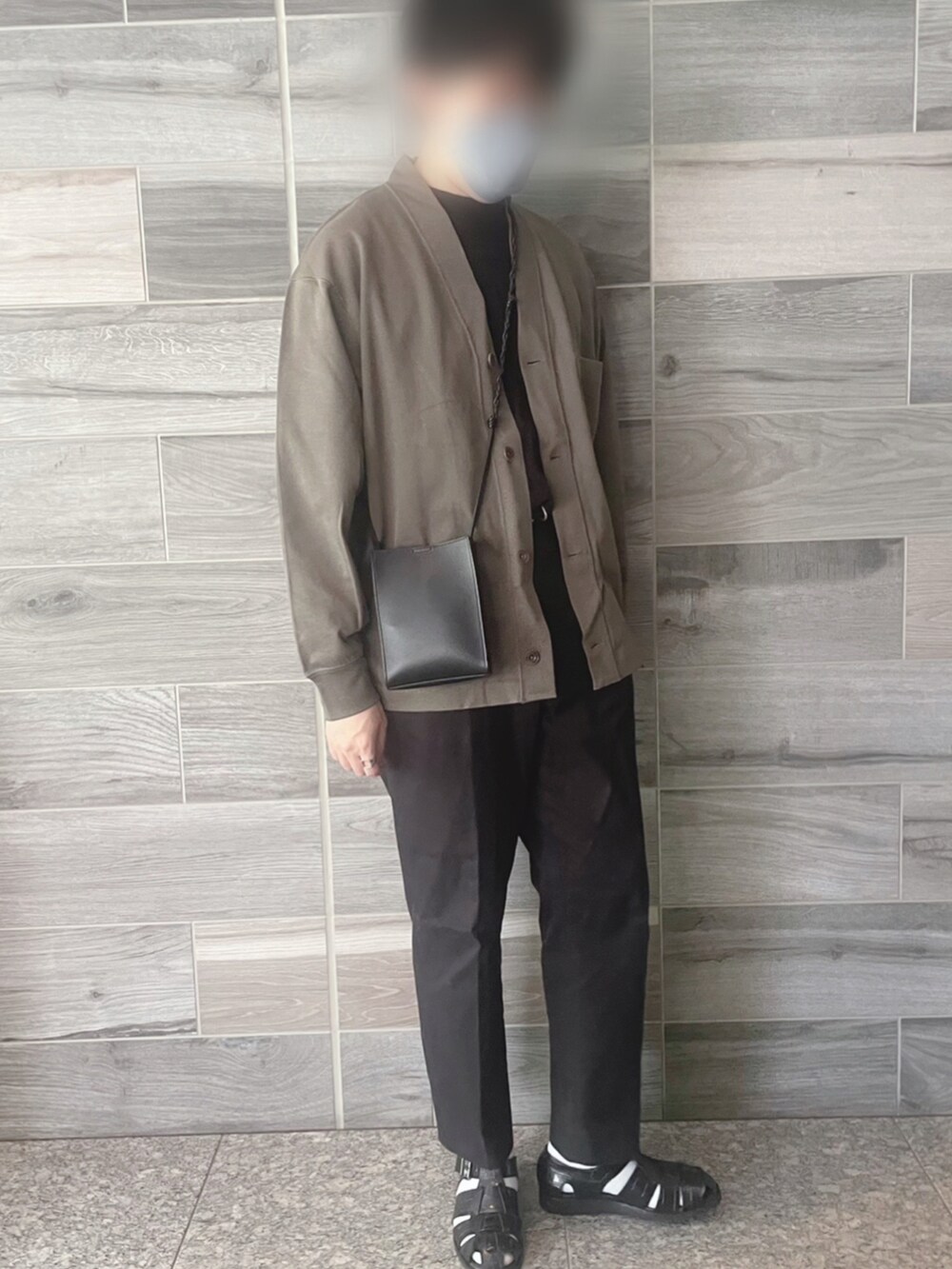 グリーン系のカーディガン/ボレロ、ブラック系のTシャツ/カットソー、ブラック系のショルダーバッグを着用したメンズの春コーディネートの2枚目の写真