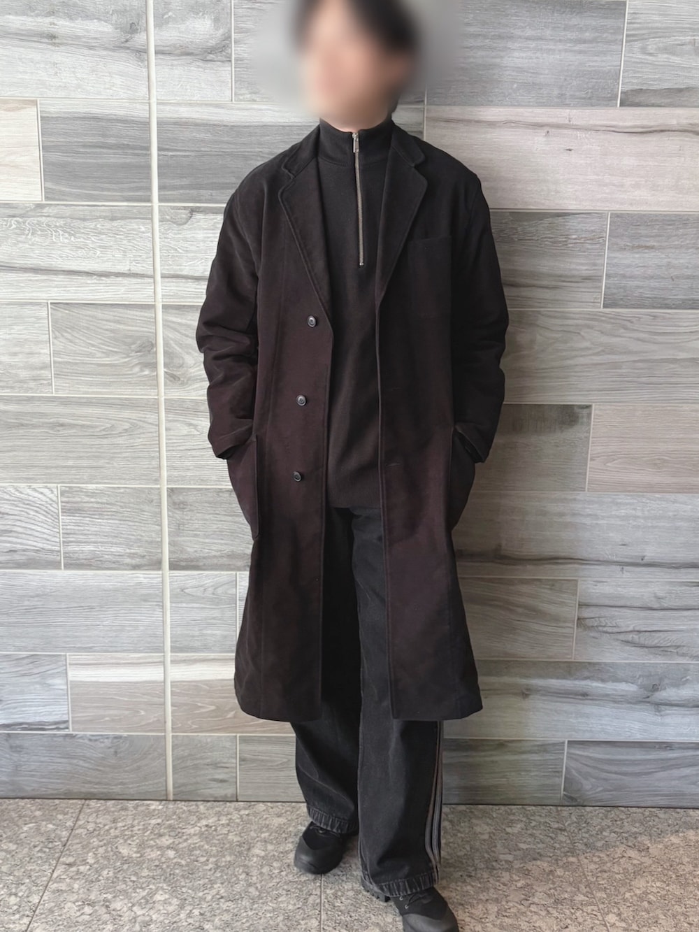 ブラック系のその他アウター、ブラック系のニット/セーター、ブラック系のデニムパンツを着用したメンズの春コーディネートの3枚目の写真