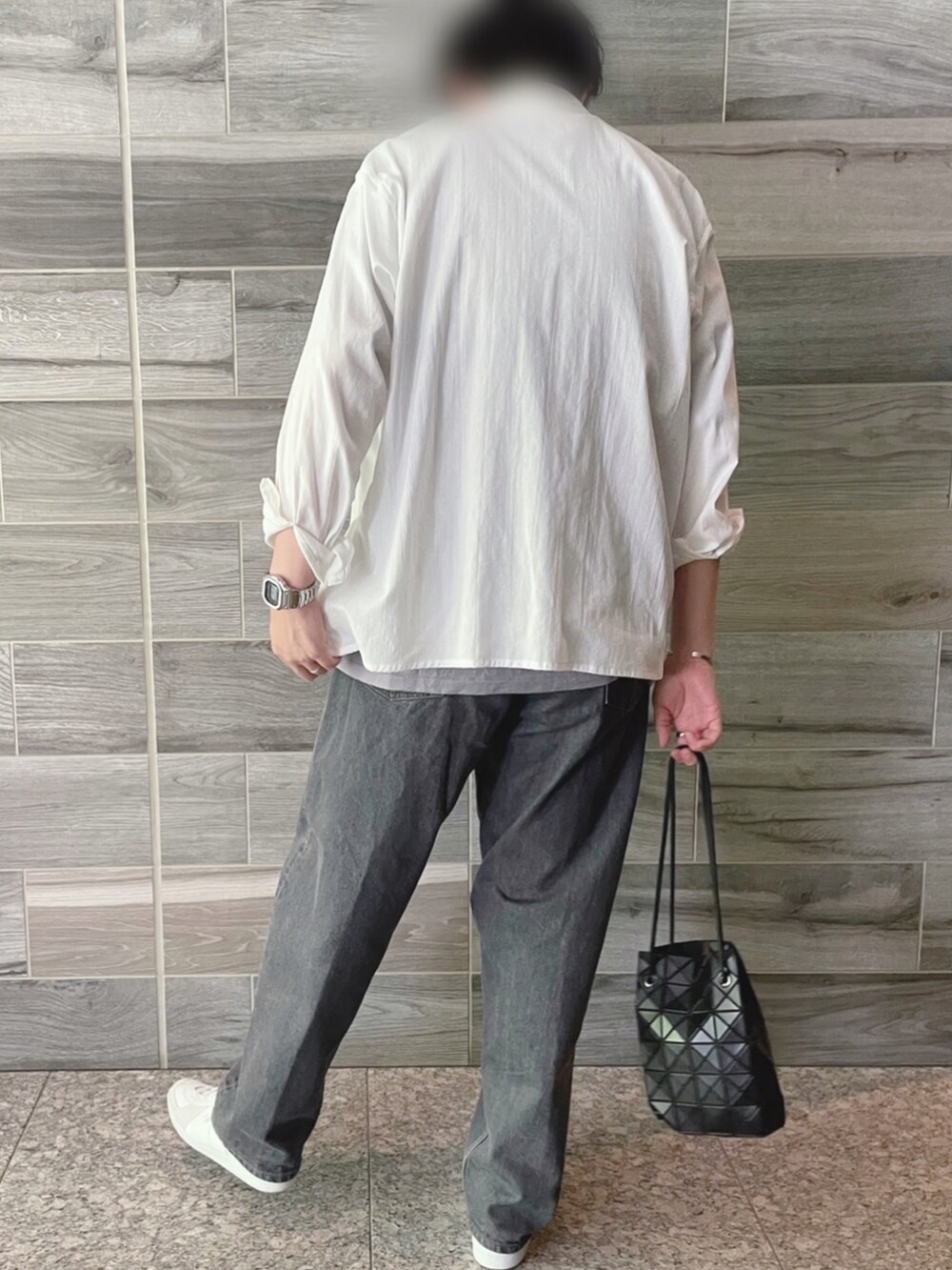 ホワイト系のシャツ/ブラウス、グレー系のTシャツ/カットソー、グレー系のデニムパンツを着用したメンズの夏コーディネートの3枚目の写真