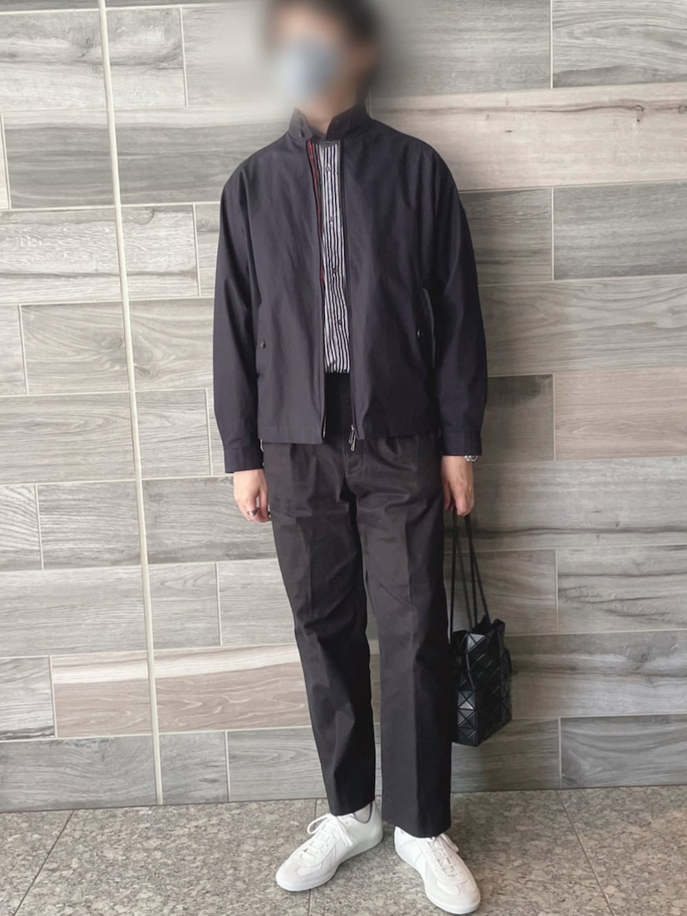 ブルー系のブルゾン、その他のシャツ/ブラウス、ブラック系のスラックスを着用したメンズの春コーディネートの3枚目の写真