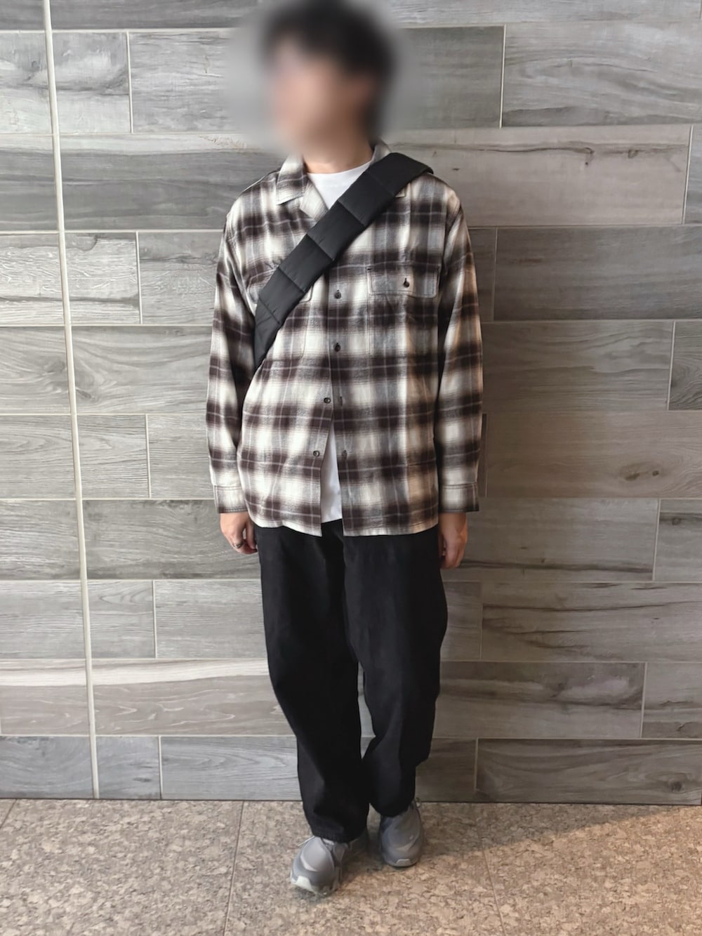 ホワイト系のシャツ/ブラウス、ブラック系のデニムパンツ、グレー系のスニーカーを着用したメンズの冬コーディネートの2枚目の写真