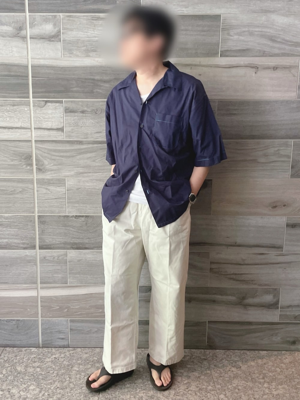 ブルー系のシャツ/ブラウス、ホワイト系のパンツ、ブラック系のサンダルを着用したメンズの夏コーディネートの2枚目の写真