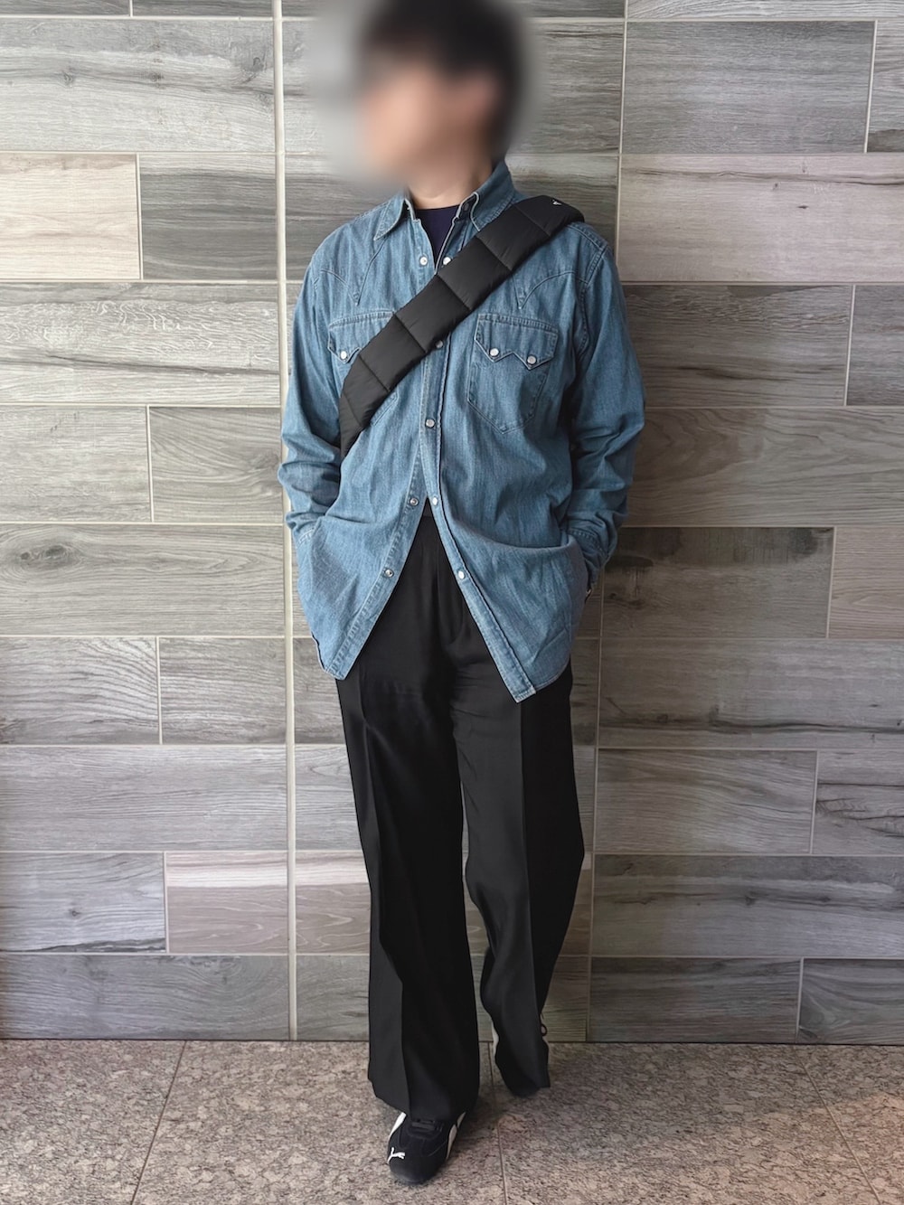 ブルー系のシャツ/ブラウス、ブラック系のスラックス、ブラック系のスニーカーを着用したメンズの夏コーディネートの3枚目の写真