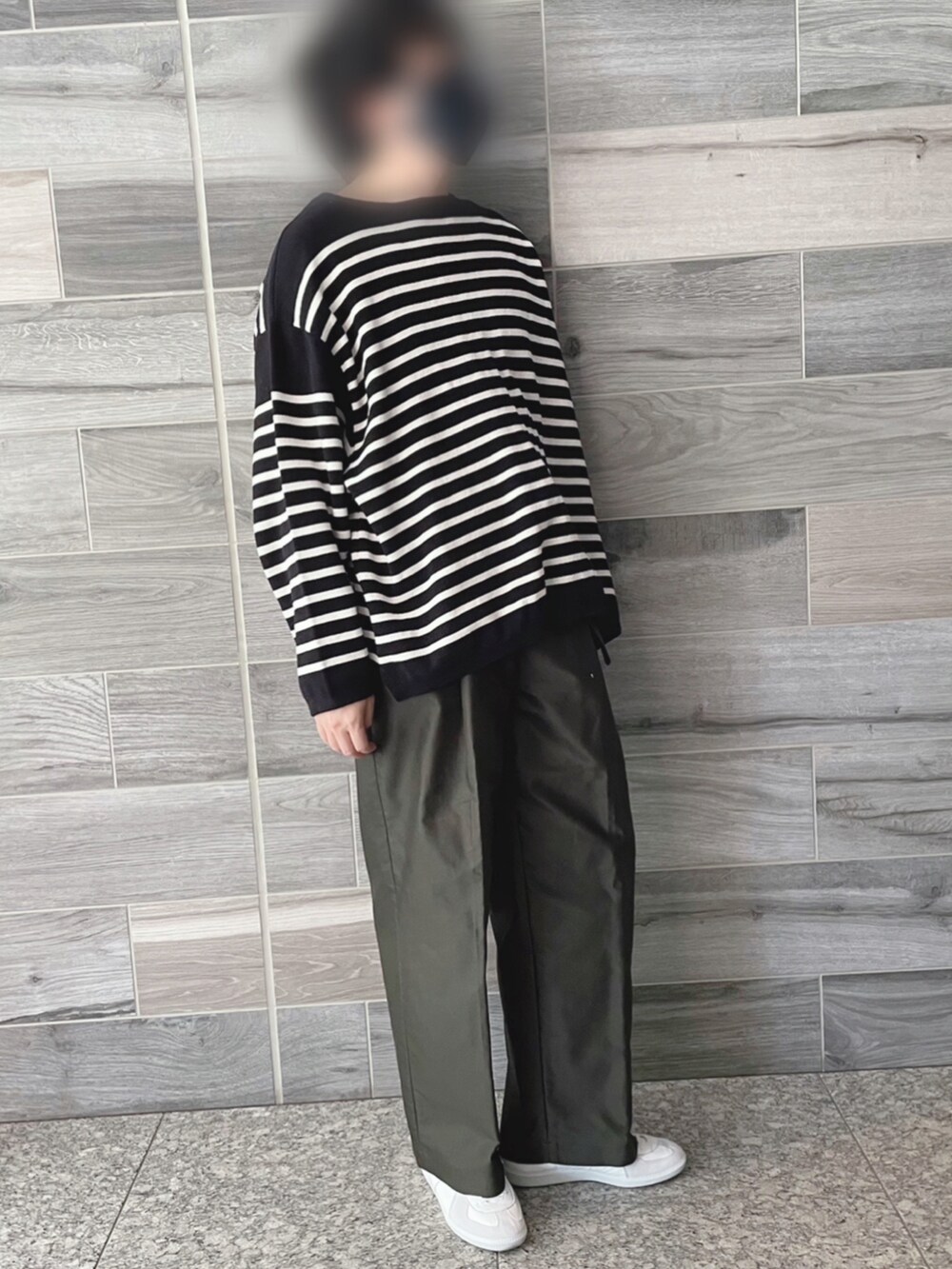 ブラック系のTシャツ/カットソー、グリーン系のその他パンツ、ホワイト系のスニーカーを着用したメンズの春コーディネートの2枚目の写真