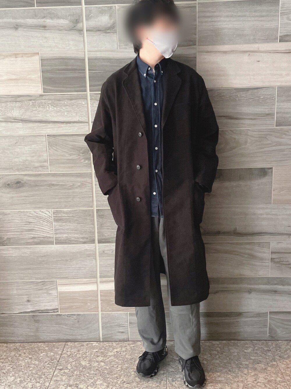 ブラック系のその他アウター、ブルー系のシャツ/ブラウス、グリーン系のパンツを着用したメンズの冬コーディネートの2枚目の写真